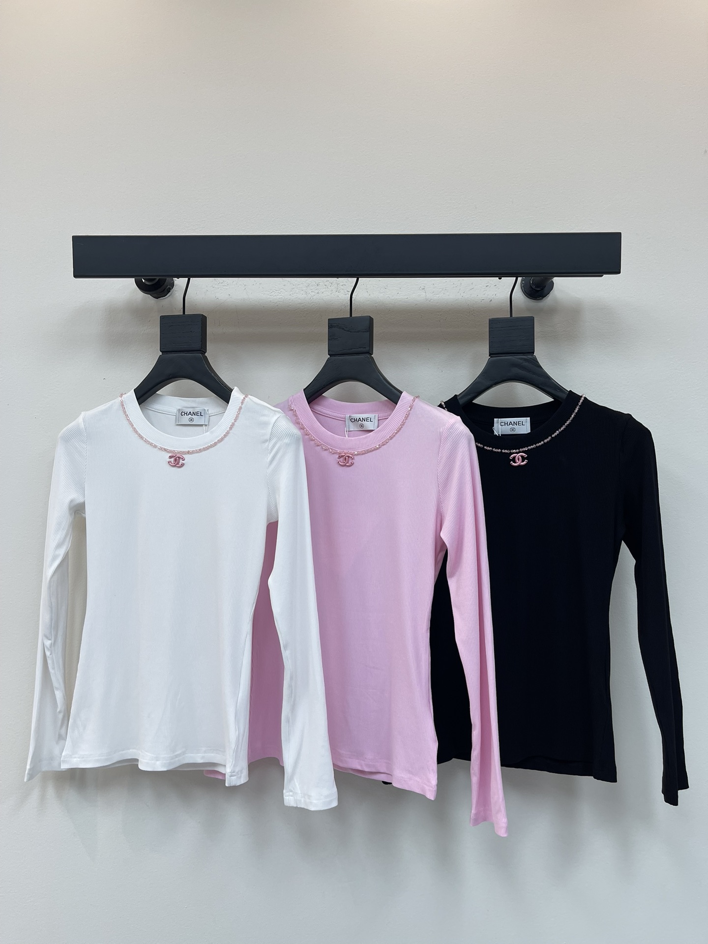 NO:490470,Chane*25 autumn and winter new neckline nail bead double C letter high elastic long-sleeved base shirt is an indispensable item for autumn and winter wardrobe. It looks very good whether worn alone or in the inner layer. It shows off your figure. Customized threaded cotton fabric. The fabric comes with elasticity and good elasticity. The upper body is soft and comfortable. Bead design. The overall wiring is flat and delicate. Versatile style. SML, chanel, alexander wang.19860909Chane*25秋冬新款领口钉珠双C字母高弹力长袖打底衫 秋冬衣柜不可缺少的单品 无论单穿还是内搭都很好看 很显身材 定制螺纹棉面料 面料自带弹力 回弹力好 上身柔软舒适 钉珠设计 整体走线平整细腻 百搭款 SML,,chanel,alexander wang,Women's clothing