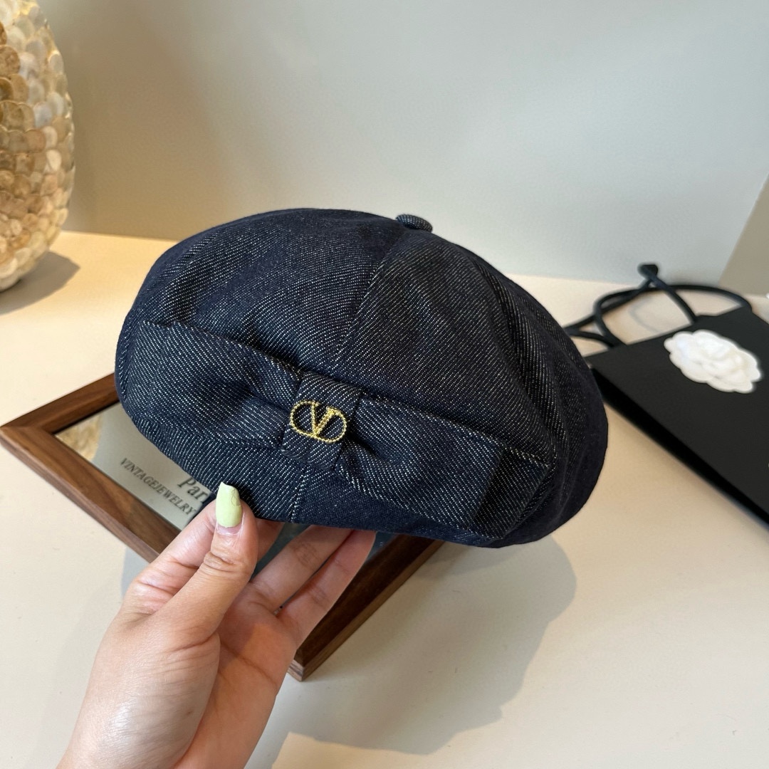 🆕

华伦天奴新款贝雷帽 头围57cm