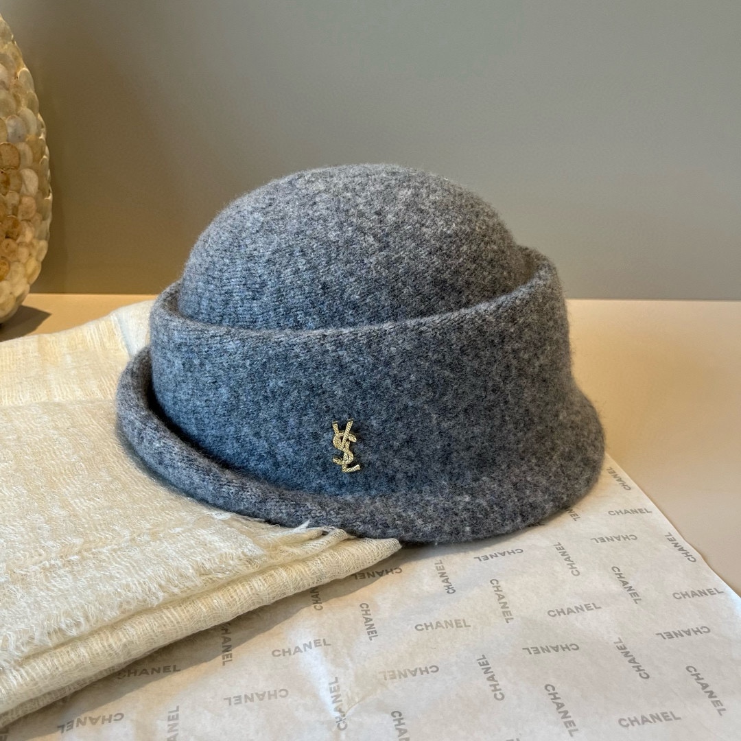 🆕

ysl圣罗兰新款羊毛卷边盆帽，不规则剪裁设计，头围57cm
