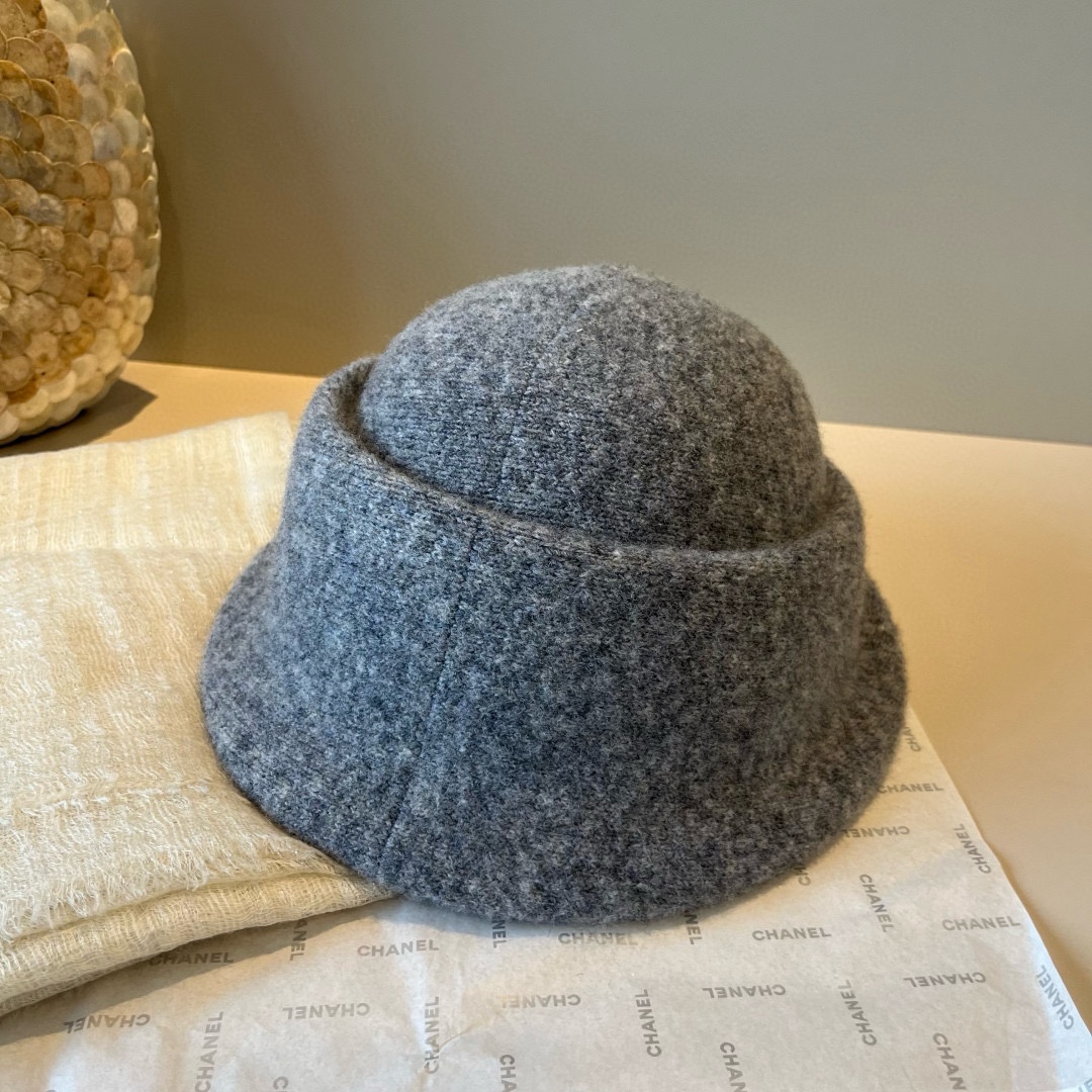 🆕

ysl圣罗兰新款羊毛卷边盆帽，不规则剪裁设计，头围57cm
