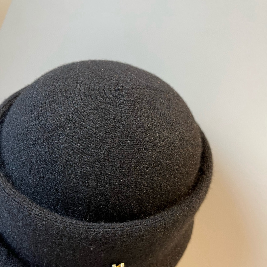 🆕

ysl圣罗兰新款羊毛卷边盆帽，不规则剪裁设计，头围57cm
