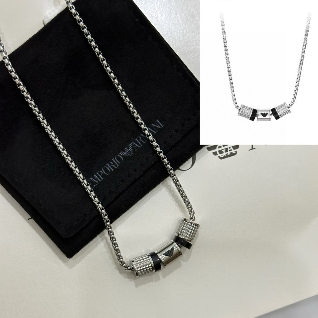 NO:381489,Armani's new Armani's multiple pendant necklaces have really picked my aesthetics. They are not that gentle, but very mature. They look very delicate, fashionable, and high-end. There are black and white. Iogo in Armani loves a very special style for men and women. The jewelry is boutique, armani, armani, necklace19860909阿玛尼Armani新品多件吊坠项链真的挑到我的审美上了,不是那种很温柔,很成熟的是那种一看上去显的人很精致,很时尚,很高档而且黑色跟白色上面都有阿玛尼的Iogo爱了非常特别的一款男女中性情侣款,饰品精品,armani,armani,necklace,Jewelry