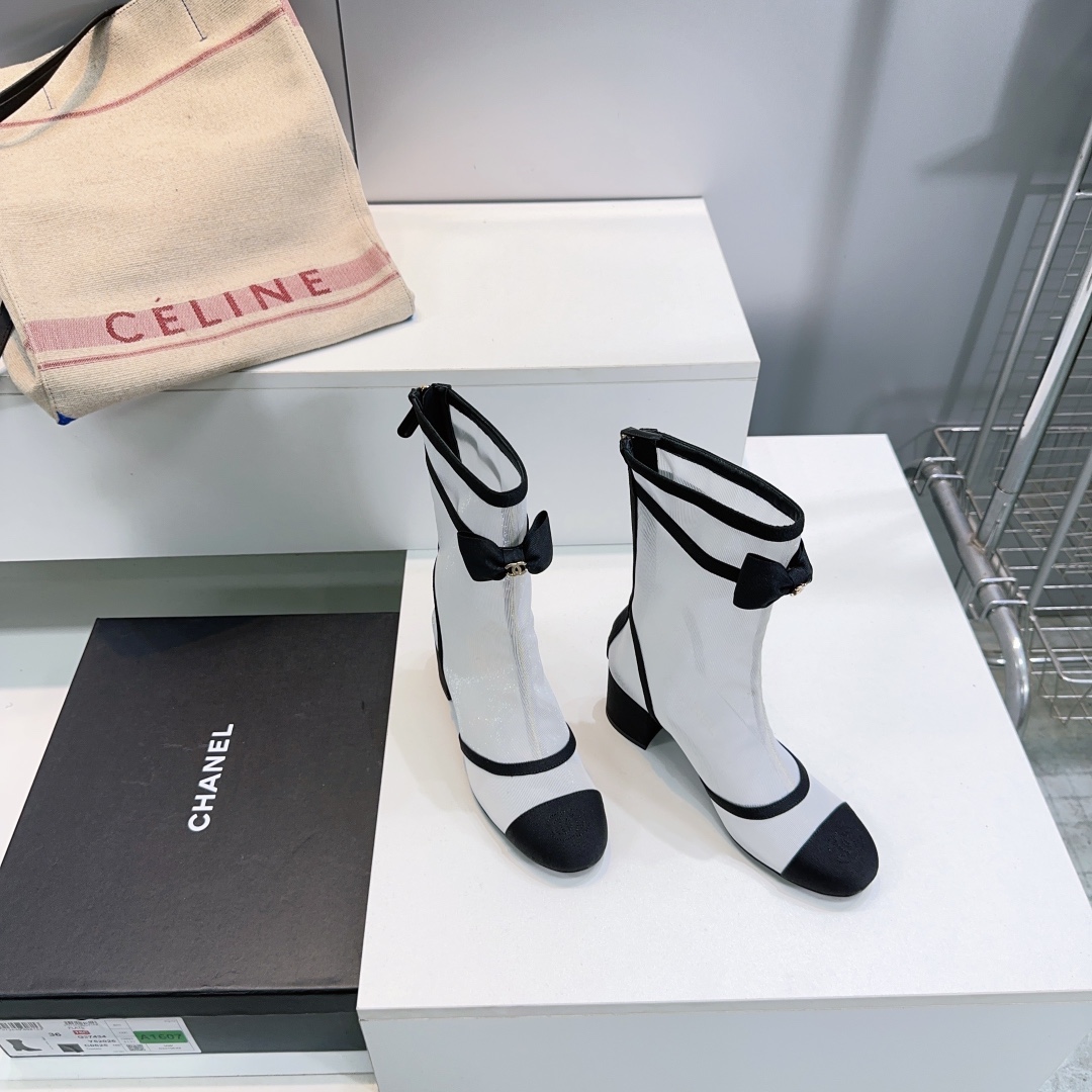 NO:479859,High-quality network!  Top quality CHANEL Chanel 2025ss autumn and winter Xiaoxiang new product bow thick heel round head zippered boots!  This season's must-have items for autumn and winter!  !  Xiaohongshu is highly recommended, and it looks good no matter how you match it. It is a must-have for fashionable women. Double C women love simple but irresistible matching to show unique styles of dressing, free mixing and matching are shining in place and keeping up with the fashionable pace of Grandma Shixiang!  !  !  Exquisite details are enlarged. The upper is made of original custom mesh. Flying sheepskin. Imported genuine leather sole from Italy. Heel height: about 4.5cm. Size: 35-41 (40/41 order without return and exchange) with original packaging, boots, chanel, chanel, boots, sheepskin, Leather soles19860909高品质网！顶级品质CHANEL香奈儿2025ss秋冬小香新品蝴蝶结粗跟圆头后拉链短靴！本季秋冬季必备单品！！ 小红书力推款,怎么搭配都好看,时髦精必备,双C女士钟爱简约又难以抗拒搭配展现与众不同的穿搭风格、自由混搭闪耀到位跟紧香奶奶时尚步伐！！！精致细节放大看 鞋面采用原版定做网纱 垫脚羊皮 意大利进口真皮大底 跟高:约4.5cm 码数:35-41（40/41订不退换） 配原版包装,靴子,chanel,chanel,boots,sheepskin,Leather soles,Women's Shoes
