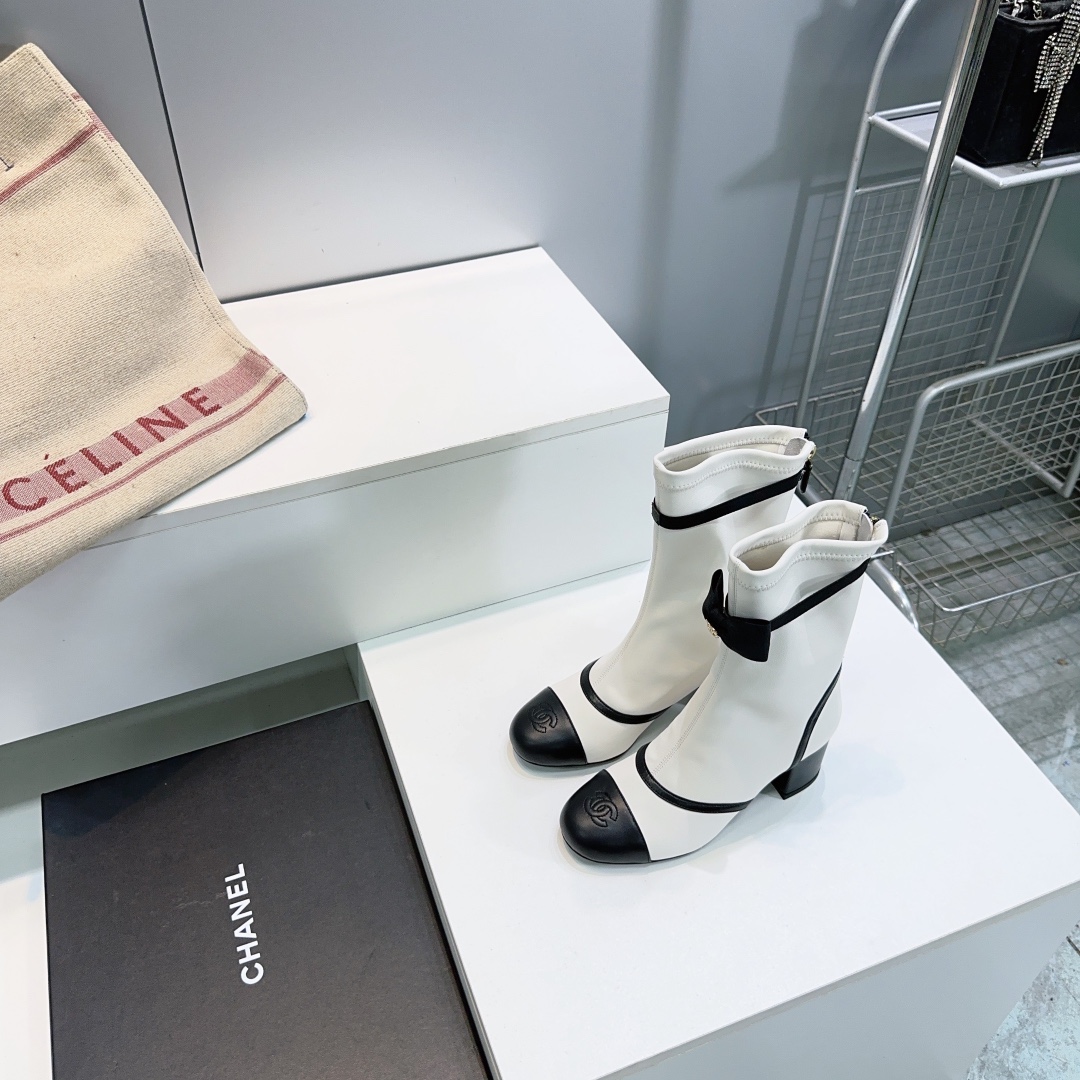 NO:479866,High quality!  Top quality CHANEL Chanel 2025ss Autumn and Winter Xiaoxiang new product bow thick heel round toe zipper elastic leather short boots!  This season's must-have items for autumn and winter!  !  Xiaohongshu is highly recommended, and it looks good no matter how you match it. It is a must-have for fashionable women. Double C women love simple but irresistible matching to show unique styles of dressing, free mixing and matching are shining in place and keeping up with the fashionable pace of Grandma Shixiang!  !  !  Exquisite details are enlarged. The upper is made of original custom elastic leather. Inner footbed sheepskin. Imported genuine leather sole from Italy. Heel height: about 4.5cm. Size: 35-41 (40/41 order without return and exchange) with original packaging, boots, chanel, chanel, boots, sheepskin, Leather soles19860909高品质！顶级品质CHANEL香奈儿2025ss秋冬小香新品蝴蝶结粗跟圆头后拉链弹力皮短靴！本季秋冬季必备单品！！ 小红书力推款,怎么搭配都好看,时髦精必备,双C女士钟爱简约又难以抗拒搭配展现与众不同的穿搭风格、自由混搭闪耀到位跟紧香奶奶时尚步伐！！！精致细节放大看 鞋面采用原版定做弹力皮 内里垫脚羊皮 意大利进口真皮大底 跟高:约4.5cm 码数:35-41（40/41订不退换） 配原版包装,靴子,chanel,chanel,boots,sheepskin,Leather soles,Women's Shoes