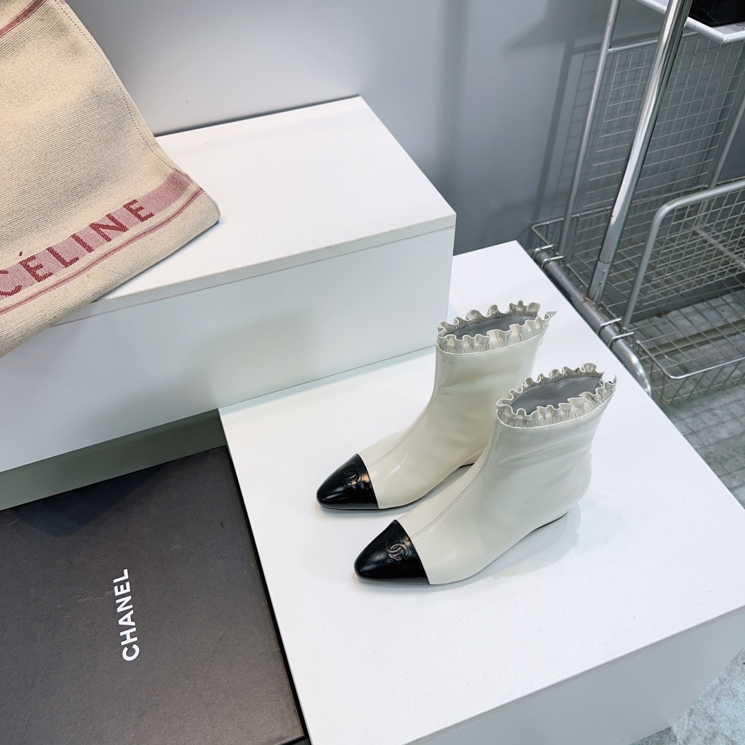NO:479871,High quality!  Top quality Chanel 25ss autumn and winter small fragrance double C pointed toe small heel short boots color-blocking rear zipper ankle boots!  There is a pleated design at the opening of the boot. This pleated element adds a soft and romantic atmosphere to the whole pair of shoes, breaking the toughness that leather material may bring, making the shoes more feminine and soft, and also makes the boots more fit the ankle when worn, without any restraint. It also visually enriches the design details of the shoes, making the shoes look more design and layered. The rear zipper design is easy to put on and off, paying attention to beauty and also taking into account practicality. The existence of the zipper allows you to put on and off shoes when wearing it, improving the convenience of use. The upper is imported butter leather/customized wool cloth, inner footbed sheepskin, imported Italian leather outsole, heel height: 4.5cm Size: 35-41 (40.41. Customized without return)  With original packaging, boots, chanel, chanel, boots, sheepskin, Leather soles19860909高品质！顶级品质Chanel 香奈儿25ss秋冬小香双C尖头小坡跟短靴拼色后拉链及踝靴！ 靴筒的开口处有褶皱设计,这种褶皱元素为整双鞋子增添了一份柔美与浪漫的气息,打破了皮革材质可能带来的硬朗感,使鞋子更具女性化的柔美特质,同时也让靴筒在穿着时更加贴合脚踝,不会有束缚感,而且在视觉上也丰富了鞋子的设计细节,让鞋子看起来更有设计感和层次感.后拉链设计方便穿脱,在注重美观的同时也兼顾了实用性,拉链的存在让日常穿着时不需要花费过多精力去穿脱鞋子,提升了使用的便利性. 鞋面采用进口牛油皮/定制毛呢布 内里垫脚羊皮 意大利进口真皮大底 跟高:4.5cm 码数:35-41（40.41.定做不退换） 配原版包装,靴子,chanel,chanel,boots,sheepskin,Leather soles,Women's Shoes
