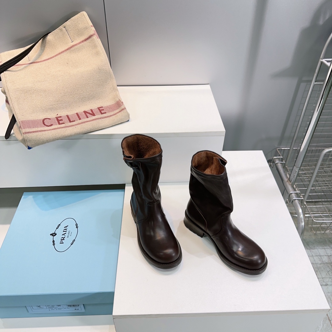 NO:479877,High quality!  Top quality Prada/Prada 25ss autumn and winter new wide tube wrinkle belt buckle retro one-legged mid-tube short boots!  The classic belt buckle design is like a time key!  Open the door to blend retro and modernity. The luster of the metal buckle and the texture of the leather complement each other. Every texture and every buckle tells the P family's persistent pursuit of exquisite craftsmanship. The outline of the boot cleverly combines the elegance of the past and the personality of the present. The old-fashioned leather carries the traces of time, as if telling a fashionable story, while the simple and neat lines give it a modern and neat figure, which makes every step exude a unique charm. Whether it is matched with a retro dress or a casual jeans, it can become the finishing touch, allowing you to interpret your own unique style on the fashionable stage and become the focus of everyone's attention!  The upper is made of original custom water-dyed calfskin. The inner foot pads are all water-dyed calfskin. Original open molded rubber outsole. Size: 35-40 (40 is not returned or exchanged) with original packaging, boots, prada, prada, boots, skirts, jeans, cowhide19860909高品质！顶级品质Prada/普拉达25ss秋冬新品宽筒皱面皮带扣复古一脚蹬中筒短靴！ 经典的皮带扣设计如同一把时光钥匙！打开复古与摩登交融的大门. 金属扣的光泽与皮革的质感相互映衬,每一道纹理、每一次扣合 都诉说着P家对精湛工艺的执着追求. 靴子的轮廓 巧妙融合了往昔的优雅与当下的个性. 做旧效果的皮革 带着岁月的痕迹 仿佛在讲述着时尚的故事 而简洁利落的线条 则赋予其现代感的利落身姿 让每一步都散发着独特的魅力. 无论是搭配复古风的连衣裙 还是率性的牛仔裤 都能成为点睛之笔 让你在时尚的舞台上 演绎属于自己的独特风格, 成为众人瞩目的焦点！ 鞋面采用原版定制水染小牛皮 内里垫脚均为水染牛皮 原版开模成型橡胶大底 码数:35-40（40定不退换） 配原版包装,靴子,prada,prada,boots,skirts,jeans,cowhide,Women's Shoes