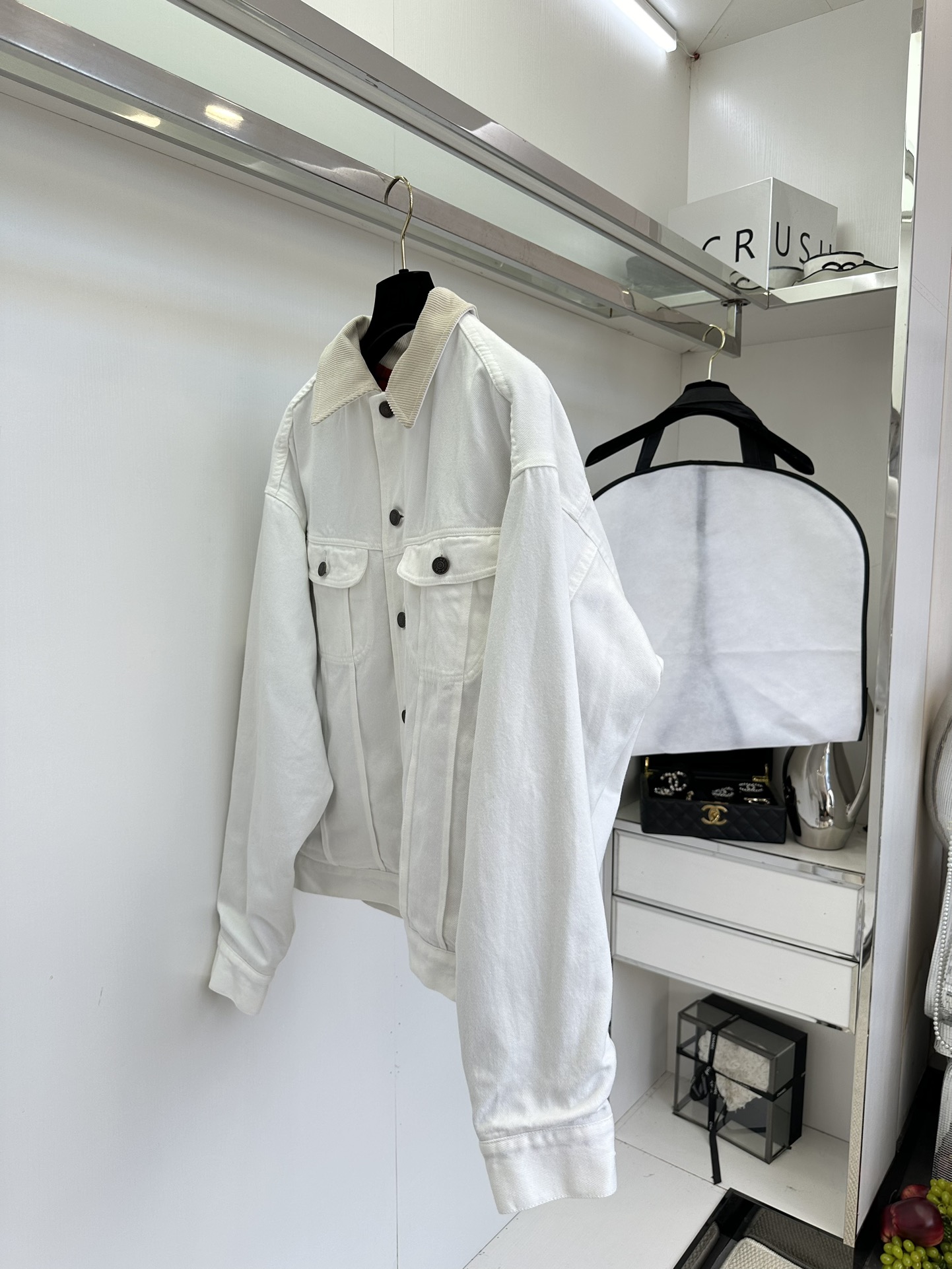 25 F 今年的秋冬款真的太顶了 对于一个对于牛仔有执着喜爱的人 对这件牛仔外套 我是真的一点儿抵抗力都