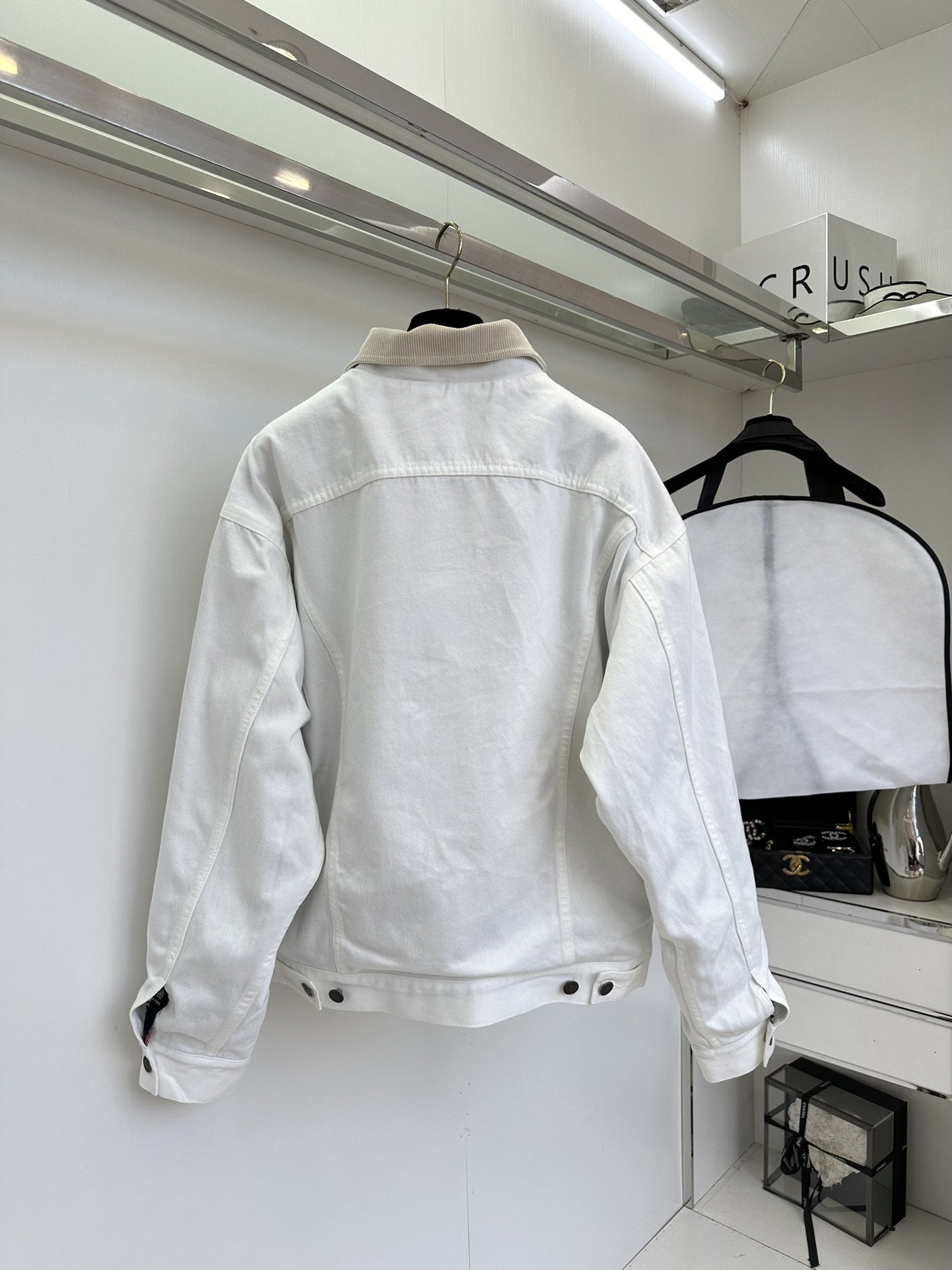 25 F 今年的秋冬款真的太顶了 对于一个对于牛仔有执着喜爱的人 对这件牛仔外套 我是真的一点儿抵抗力都