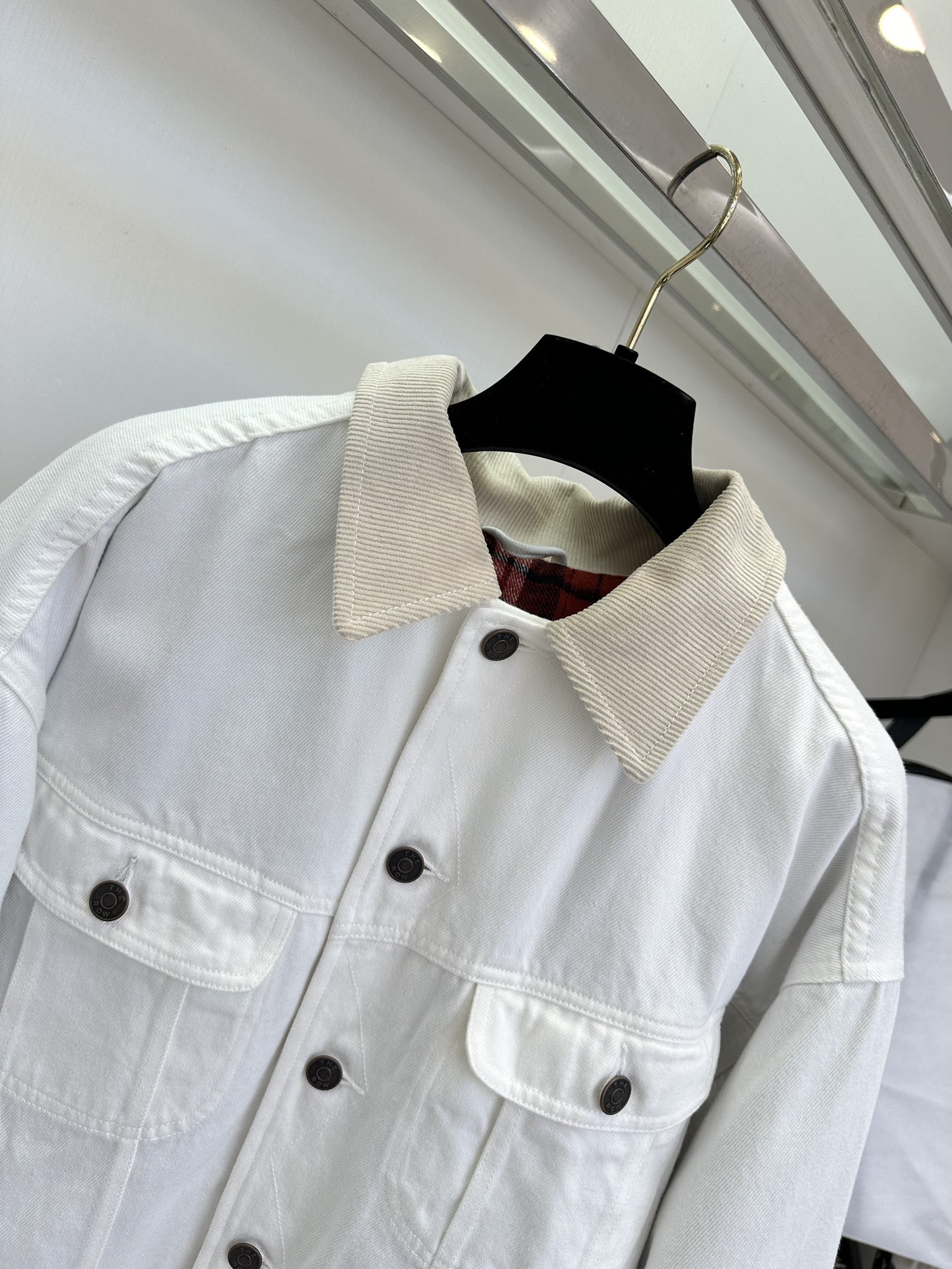 25 F 今年的秋冬款真的太顶了 对于一个对于牛仔有执着喜爱的人 对这件牛仔外套 我是真的一点儿抵抗力都