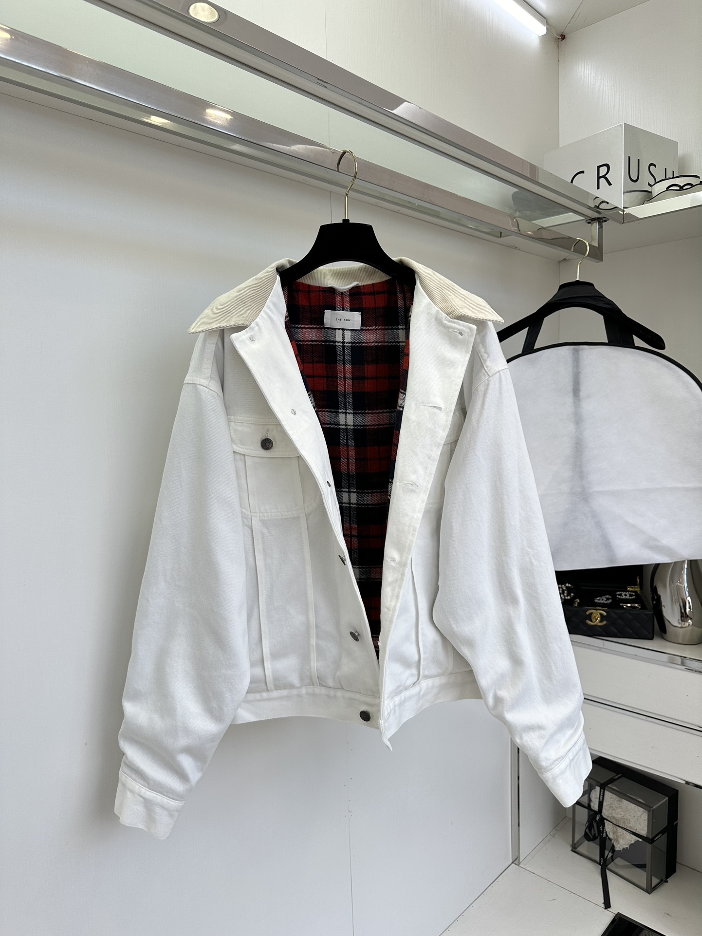 25 F 今年的秋冬款真的太顶了 对于一个对于牛仔有执着喜爱的人 对这件牛仔外套 我是真的一点儿抵抗力都