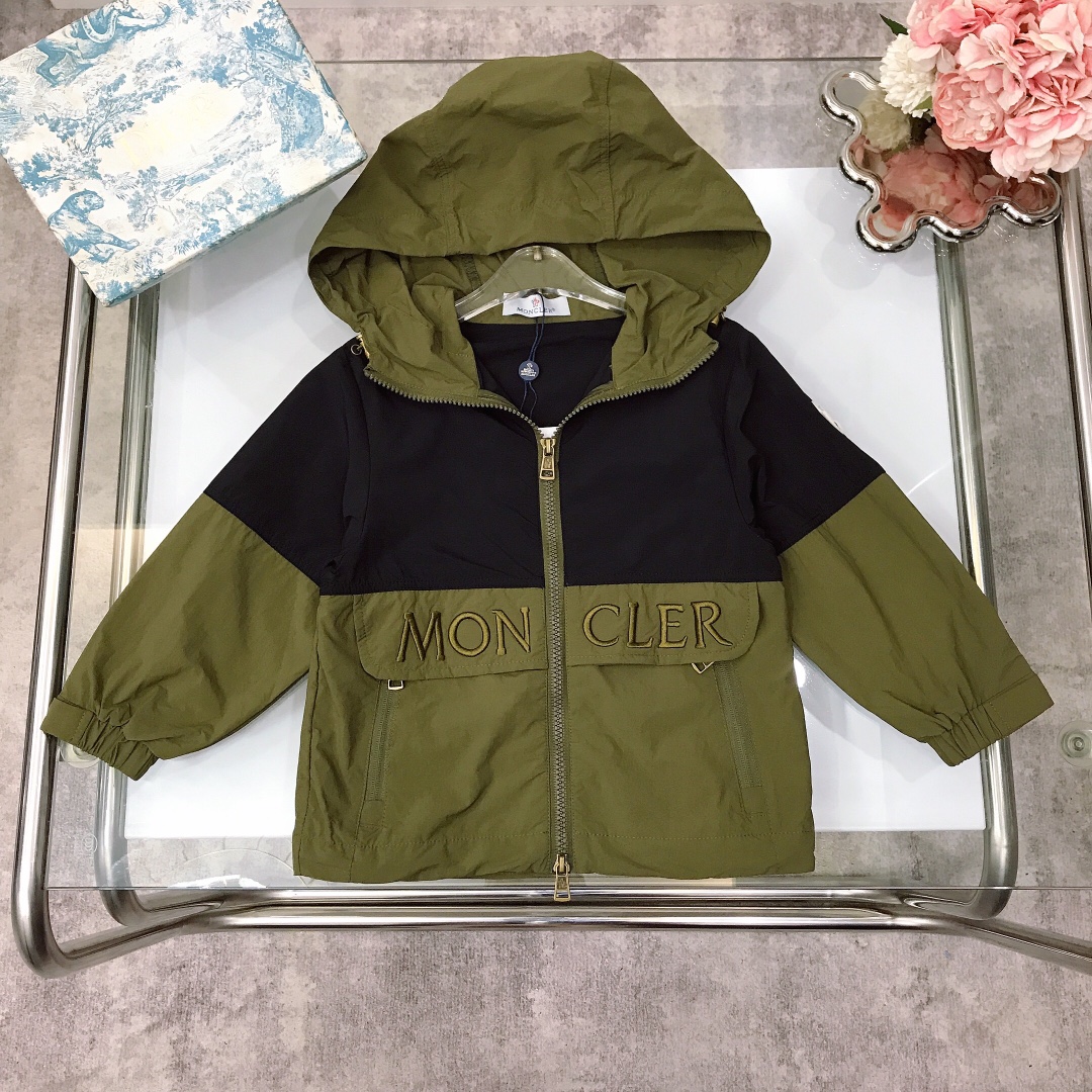 NO:541509,【Spot delivery】 Moncle* MC embroidered early autumn windbreaker jacket Unique contrasting color design hooded windbreaker jacket Exquisite olive green with black high-end feel~M home three-dimensional embroidered logo logo original retro hardware mold customization Purchase outdoor windbreaker fabric, good breathability Unique design style, replica logo button matching, super stylish and beautiful, gifted or kept for yourself~ size--130-140-150-160【CM】 Counter packaging 10, clothes, jackets & coats, hats,19860909【现货发】  Moncle* MC刺绣早秋风衣外套 独特撞色设计连帽防风外套 精致橄榄绿搭配黑色的高级感～M家立体刺绣logo标志原版复古五金开模定制 采用户外防风风衣面料,透气性好 独特设计风格,复刻logo纽扣搭配,超级有型又好看,送人或自留都～  size--130-140-150-160【CM】 专柜包装10,衣服,jackets & coats,hats,,Children's