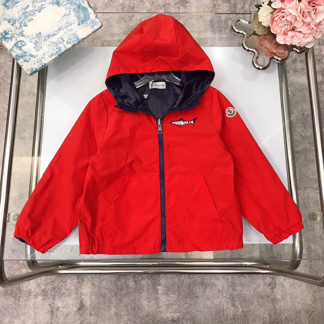 NO:541520,[Spot delivery] Moncle* MC early autumn windbreaker jacket, double-sided wear. One side is windbreaker fabric, small shark icon on the chest, classic M home small round logo on the sleeve side, and the other side is handsome hidden blue nylon fabric. The sleeve side also has the M home logo smile round logo on the smile. The outdoor windbreaker windbreaker fabric is adopted, which is breathable. Unique design style, replica logo button matching, super stylish and beautiful, gifted or kept for yourself~ size--130-140-150 [CM] Counter packaging 10, clothes, jackets & coats,19860909【现货发】  Moncle* MC早秋风衣外套 双面穿 一面是防风衣面料胸前小鲨鱼图标搭配袖侧经典M家小圆标,另一面是帅气的藏蓝色尼龙面料,袖侧同样带有M家标志笑圆标 采用户外防风风衣面料,透气性好 独特设计风格,复刻logo纽扣搭配,超级有型又好看,送人或自留都～  size--130-140-150【CM】 专柜包装10,衣服,jackets & coats,,Children's
