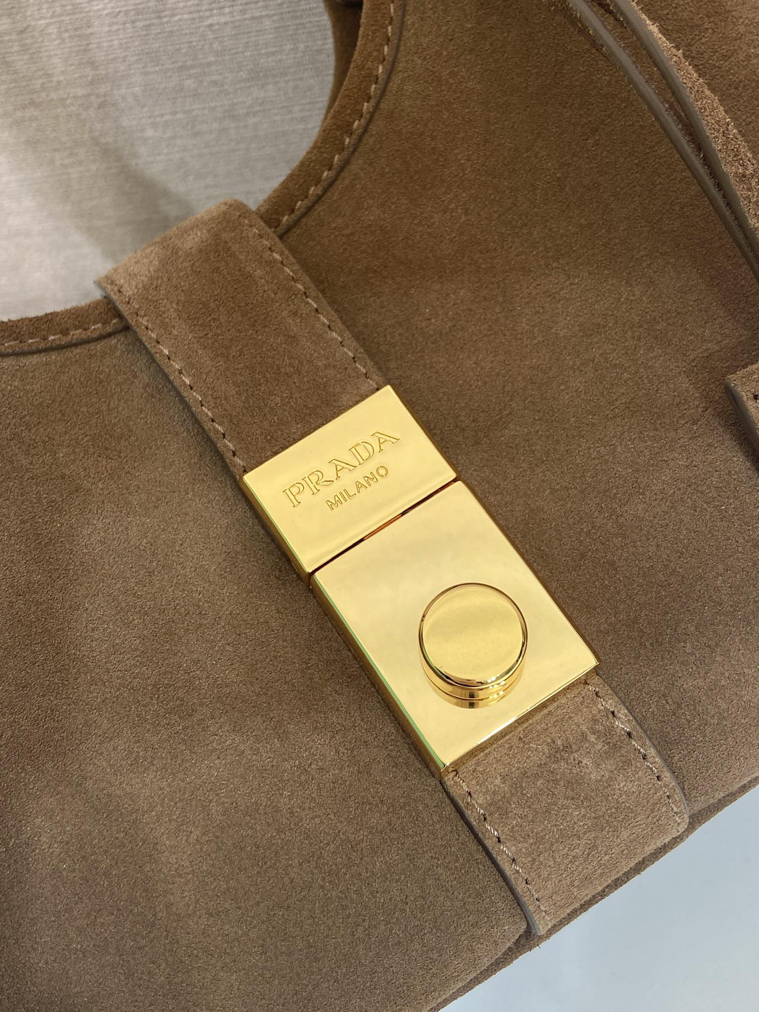 💰680🎉新品🎉1BG580麂皮🎉🎉
这款迷你走秀款采用进口麂皮，顶级五金，前幅配有插扣锁开合，容量空间大，又可手提又可肩背，上身效果非常大气时尚，喜欢宝宝们，赶紧入手吧🎉🎉
长26x高18x底12cm🎉🎉🎉💰💰💰
