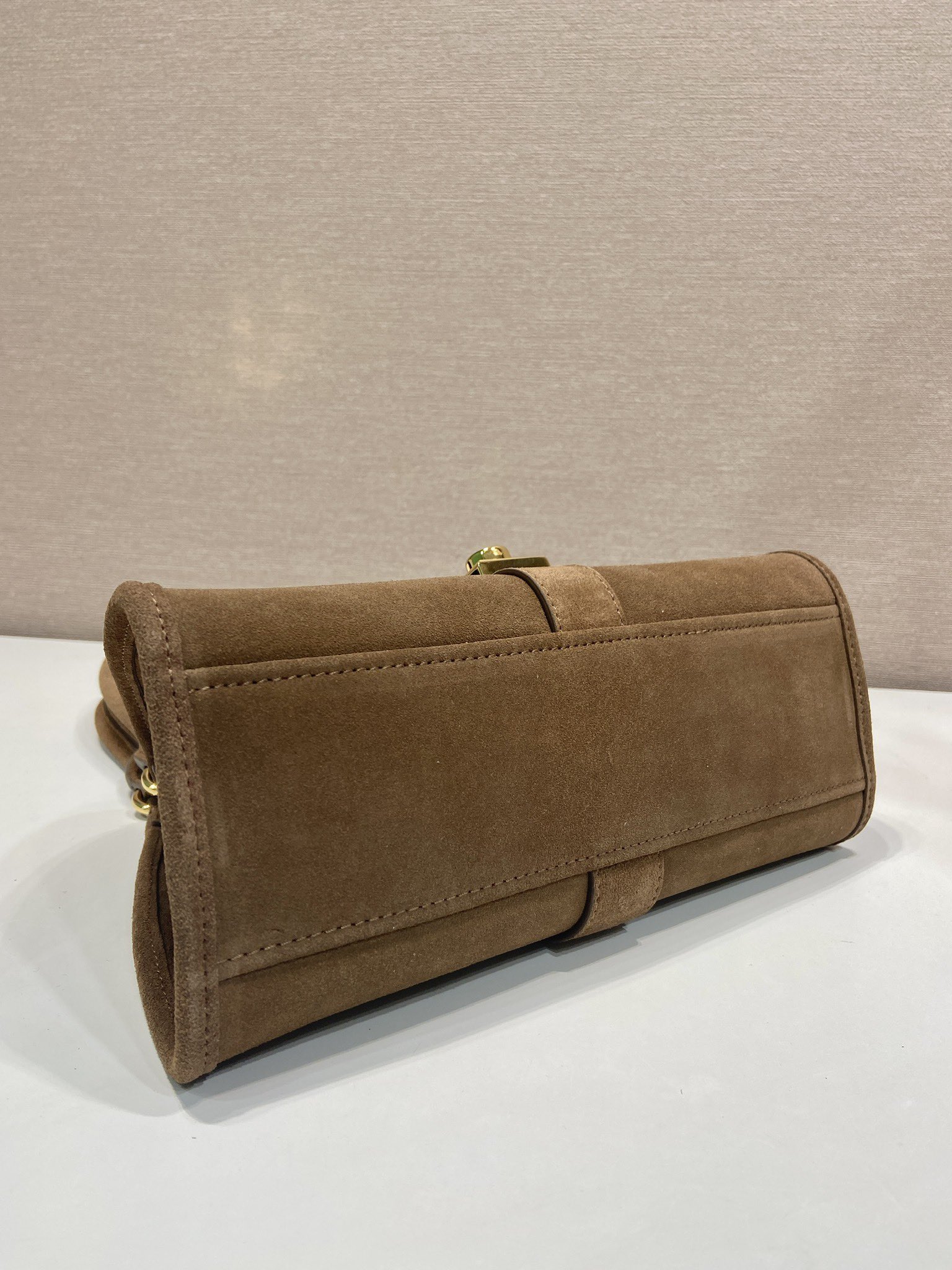 💰680🎉新品🎉1BG580麂皮🎉🎉
这款迷你走秀款采用进口麂皮，顶级五金，前幅配有插扣锁开合，容量空间大，又可手提又可肩背，上身效果非常大气时尚，喜欢宝宝们，赶紧入手吧🎉🎉
长26x高18x底12cm🎉🎉🎉💰💰💰
