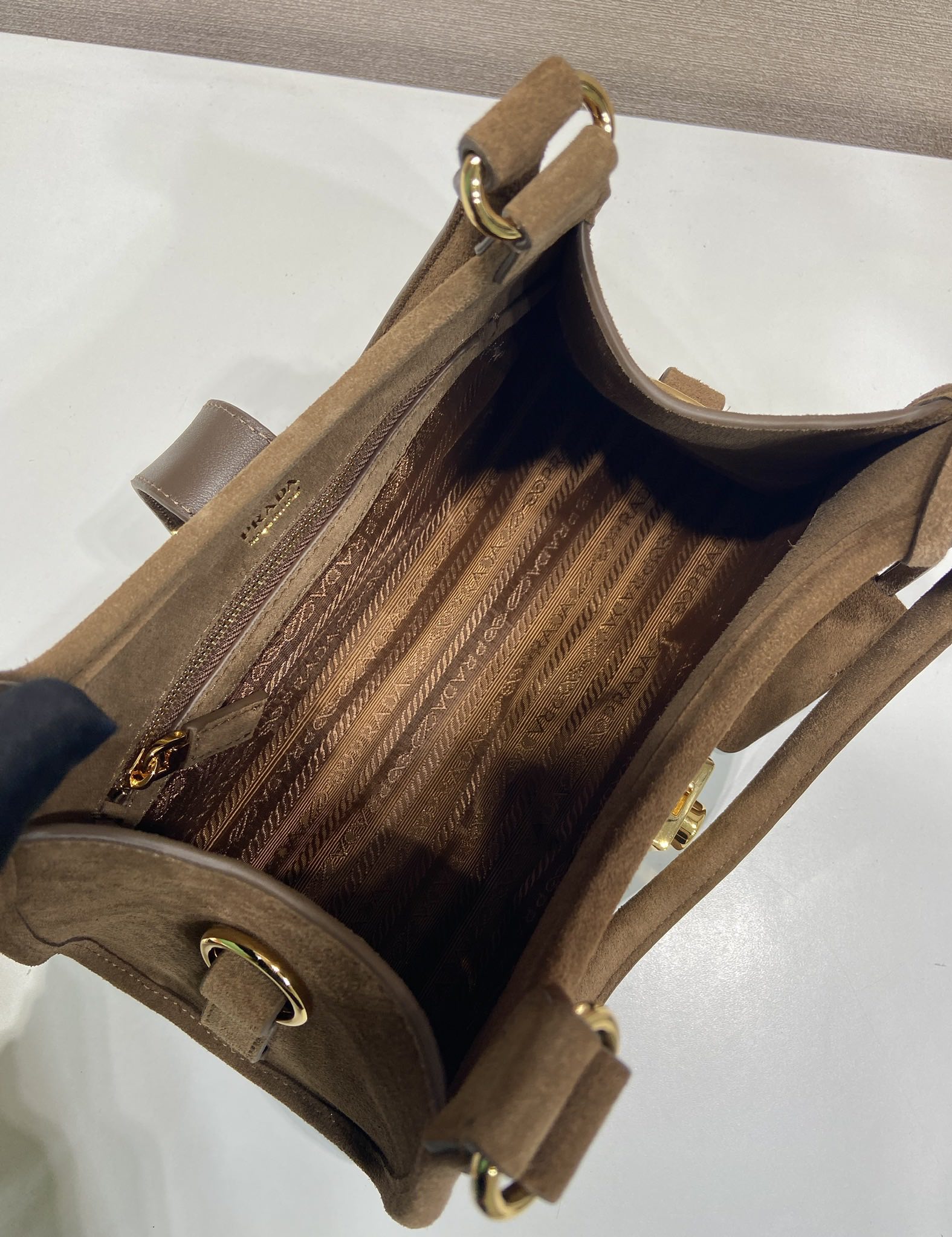 💰680🎉新品🎉1BG580麂皮🎉🎉
这款迷你走秀款采用进口麂皮，顶级五金，前幅配有插扣锁开合，容量空间大，又可手提又可肩背，上身效果非常大气时尚，喜欢宝宝们，赶紧入手吧🎉🎉
长26x高18x底12cm🎉🎉🎉💰💰💰
