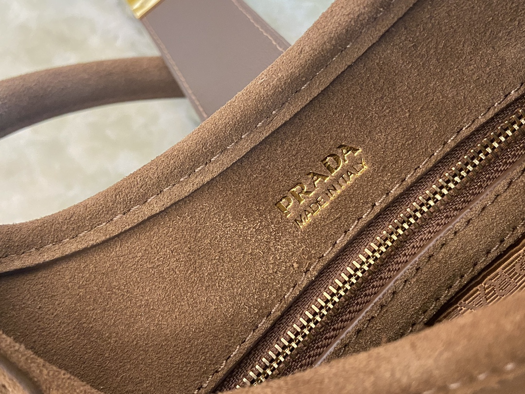 💰680🎉新品🎉1BG580麂皮🎉🎉
这款迷你走秀款采用进口麂皮，顶级五金，前幅配有插扣锁开合，容量空间大，又可手提又可肩背，上身效果非常大气时尚，喜欢宝宝们，赶紧入手吧🎉🎉
长26x高18x底12cm🎉🎉🎉💰💰💰
