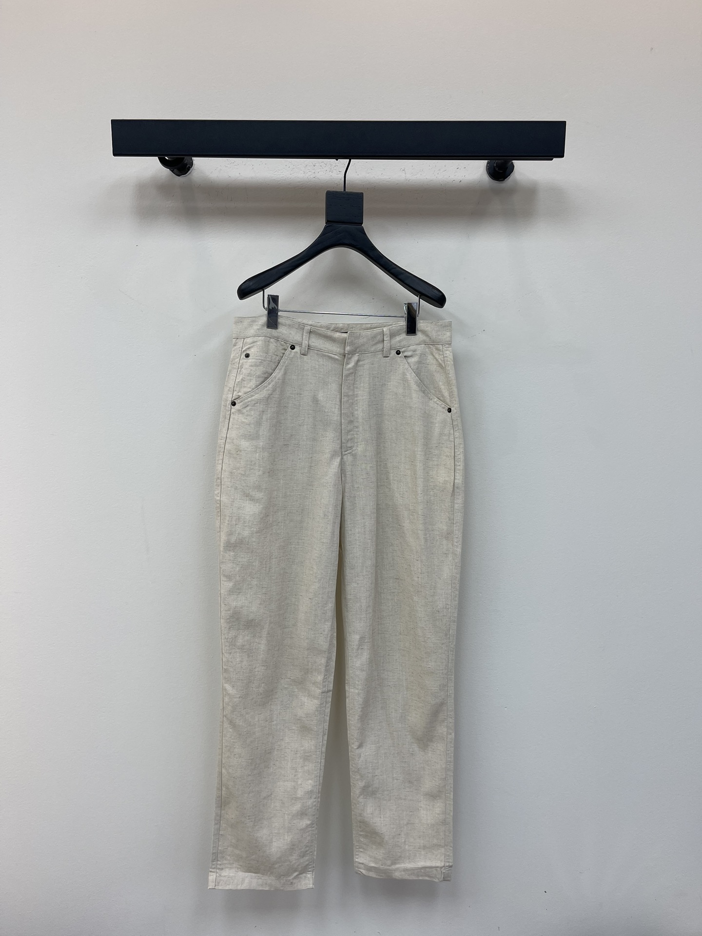 NO:518058,Prad*25 new inverted triangle iron mark pocket Tencel linen cotton trousers. Tencel linen cotton fabric, fixed woven and dyed, with lump patterns on the surface. The buttons are made of copper as old bronze black, laser engraved on the surface, and the same color as the bottom is worn low. Pocket steel mark engraving is electroplated. This trousers show casual charm and present a contemporary light silhouette. Classic five-pocket style, eye-catching waist design, paired with the iconic enameled triangle metal logo. The same style for men and women!  Size S-XL, prada, alexander wang19860909Prad*25新款倒三角铁标口袋天丝麻棉长裤.天丝麻棉面料,定织定染,面上带有麻点纹路.纽扣采用铜料做旧古铜黑色,面上激光刻字,底部搭配同色做旧低.口袋钢标珐琅电镀刻字.这款长裤展现出休闲魅力,呈现当代轻盈廓形.经典五口袋款式,腰身设计醒目,搭配标志性的涂珐琅三角形金属徽标.男女同款！ 尺码S-XL,,prada,alexander wang,Women's clothing