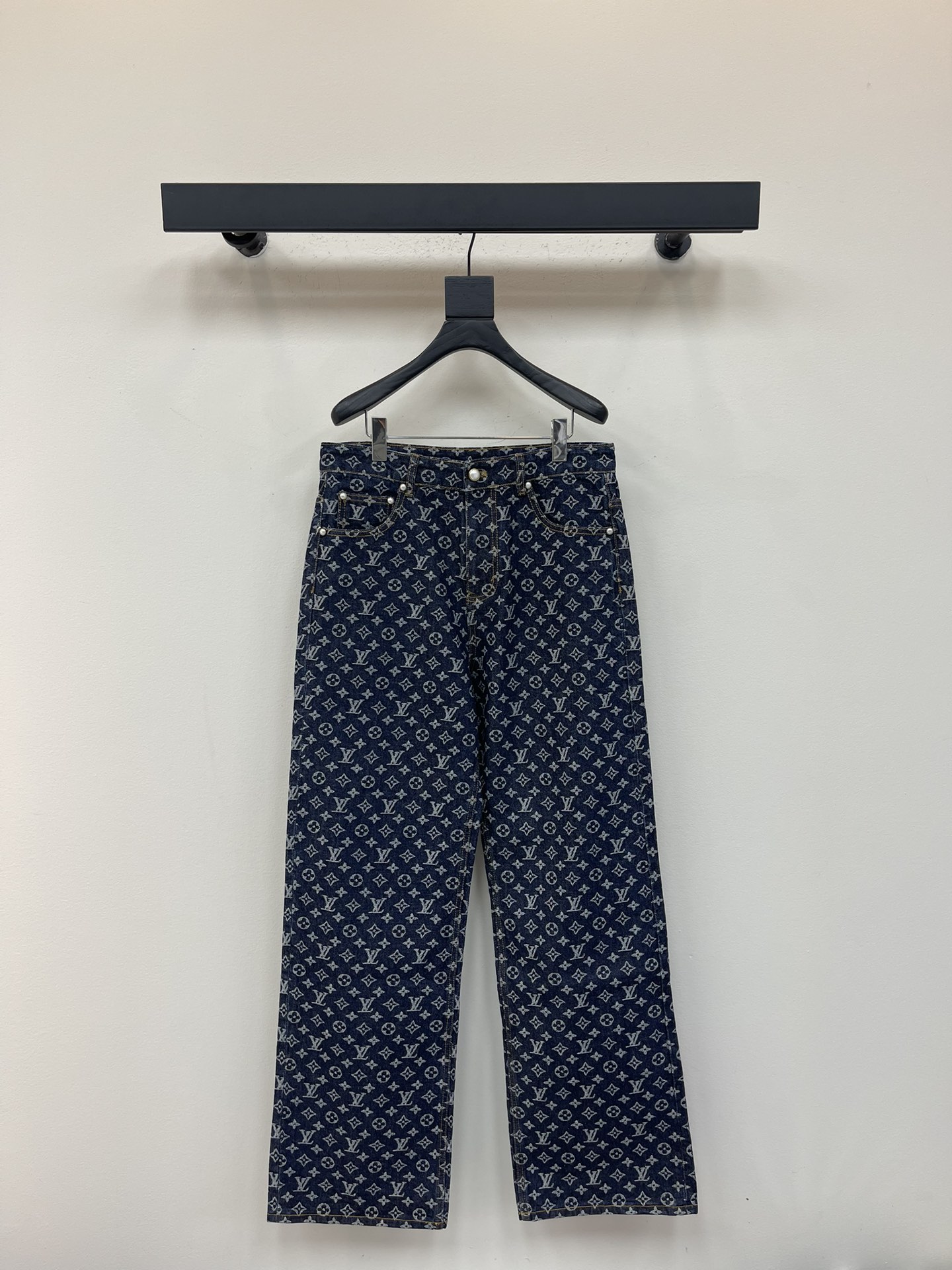 NO:494384,Louis Vuitto*25 new old-fashioned full-print jacquard denim trousers. They are made of twill denim fabric, laundry washing water-fried color-fried-imported special machine. Original molded cap nails, all button materials, copper materials and alloys, electroplating and old-laser lettering. The leather mark uses top layer cowhide cutting composite, embossed logo icon. The zipper uses electroplating and old-number I-shaped pull head laser logo. This jeans are made of washing tannins to cut into a casual silhouette, and the front pleats reveal a fine sense. The full-frame Monogram jacquard reflects elegant color contrast. The same style for men and women!  Color made of old blue Size 30-32-34-36,,louis vuitton,jeans,cowhide,hats,alexander wang19860909Louis Vuitto*25新款老花满印提花牛仔长裤.采用斜纹牛仔面料,成衣洗水-炒色做旧-进口专机.原版开模帽钉,所有纽扣材料铜材料与合金搭配,电镀做旧-激光刻字.皮标采用头层牛皮切割复合,压花标志图标.拉链采用电镀做旧3号工字拉头 激光标识.本款牛仔裤选用水洗丹宁裁出休闲廓形,以正面褶裥流露精裁意味.全幅 Monogram 提花映现雅致色彩反差.男女同款！ 颜色做旧蓝 尺码30-32-34-36,,louis vuitton,jeans,cowhide,hats,alexander wang,Women's clothing