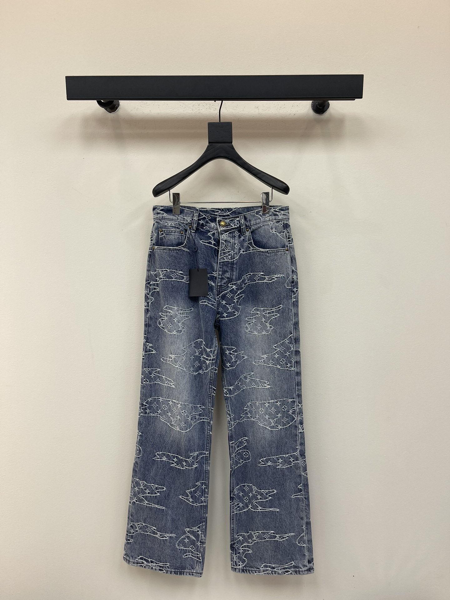 NO:494336,Louis Vuitto*25 new cloud embroidered denim trousers. They are made of wash-water denim cotton fabric. Cloth jacquard embroidery, and the mouth jacquard machine is used to make the jacquard effect appear embroidered. The access buttons are made of pure copper material and are customized with the original mold opening. Each button has a laser engraving logo. This jeans are made of wash tannins to cut into a casual silhouette, and the front pleats reveal a fine sense. The full cloud-like jacquard reflects an elegant color contrast. The leather mark is made of cowhide, chess board embossed, and the same style as men and women!  Color made of old blue Size 30-32-34-36,,louis vuitton,jeans,cowhide,alexander wang19860909Louis Vuitto*25新款云朵刺绣牛仔长裤.采用洗水牛仔棉面料.布匹提花刺绣,采用机口提花机,使提花效果呈现出刺绣效果.门禁纽扣采用纯铜材料,原版开模定制.每一个纽扣都带有激光刻字标识.本款牛仔裤选用水洗丹宁裁出休闲廓形,以正面褶裥流露精裁意味.全幅云状形式提花映现雅致色彩反差.皮标采用牛皮翻毛,棋盘格压花,男女同款！ 颜色做旧蓝 尺码30-32-34-36,,louis vuitton,jeans,cowhide,alexander wang,Women's clothing