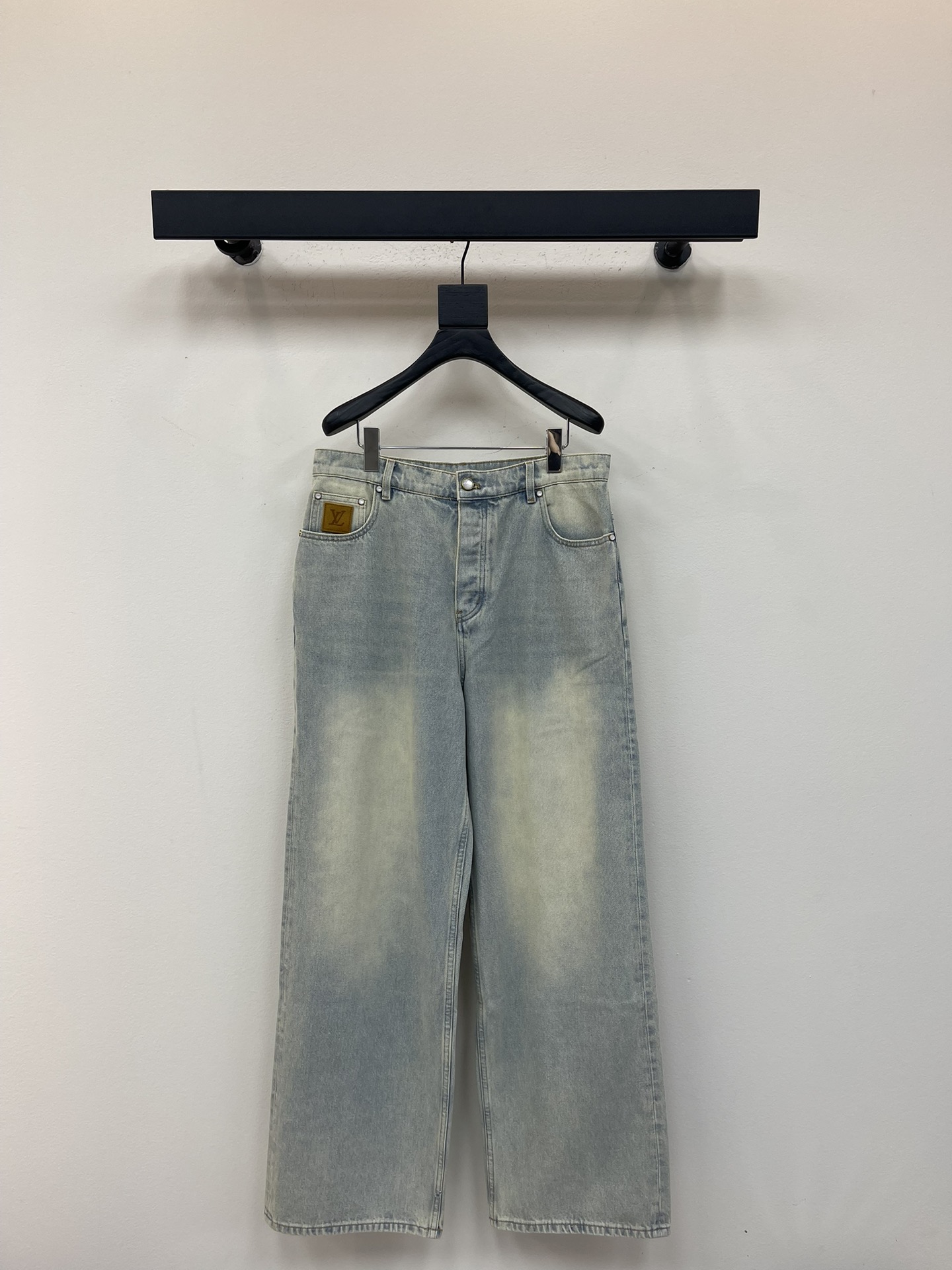 NO:494391,Louis Vuitto*25 new line embroidered leather label wide-leg denim trousers. It uses twill pure cotton Shandong denim fabric. The bead buckle is made of natural beads, and the original mold is customized with 11 major sizes. The lettering is engraved on the surface with a brand logo. The bottom is matched with a metal seat. The access button is customized with pure copper material, and the surface is black oil laser engraved. The base is matched with copper nail belt logo. The leather label uses leather label processing and translucent technology, and the original mold embossed logo. The back leather chessboard lattice mark is marked with a translucent cowhide. This jeans are made of Japanese washing tannin cloth, which easily illuminates various shapes with a unique wide-leg contour. The eye-catching bright thread, LV logo embroidery of the back bag, and the nubby leather patch on the ticket bag and waist prove the brand's exquisite craftsmanship. The same style for men and women!  Color made of old blue Size 30-32-34-36,,louis vuitton,louis vuitton,jeans,cowhide,alexander wang19860909Louis Vuitto*25新款线绣皮标阔腿牛仔长裤.采用斜纹纯棉山东牛仔布面料.珠珠扣采用天然珠珠,原版开模定制11大先尺寸,面上刻字有品牌标识logo.底部搭配合金座.门禁纽扣采用纯铜材料定制,面上乌油激光刻字.底座搭配铜钉带标识.皮标采用皮标加工翻毛工艺,原版开模压花标识.后皮棋盘格标识翻毛牛皮.本款牛仔裤取材日本水洗丹宁布,以别致阔腿廓形轻松点亮各式造型.醒目明线、后袋LV标识刺绣,以及票袋和腰部的正绒面革贴饰一道印证品牌精湛匠艺.男女同款！ 颜色做旧蓝 尺码30-32-34-36,,louis vuitton,louis vuitton,jeans,cowhide,alexander wang,Women's clothing