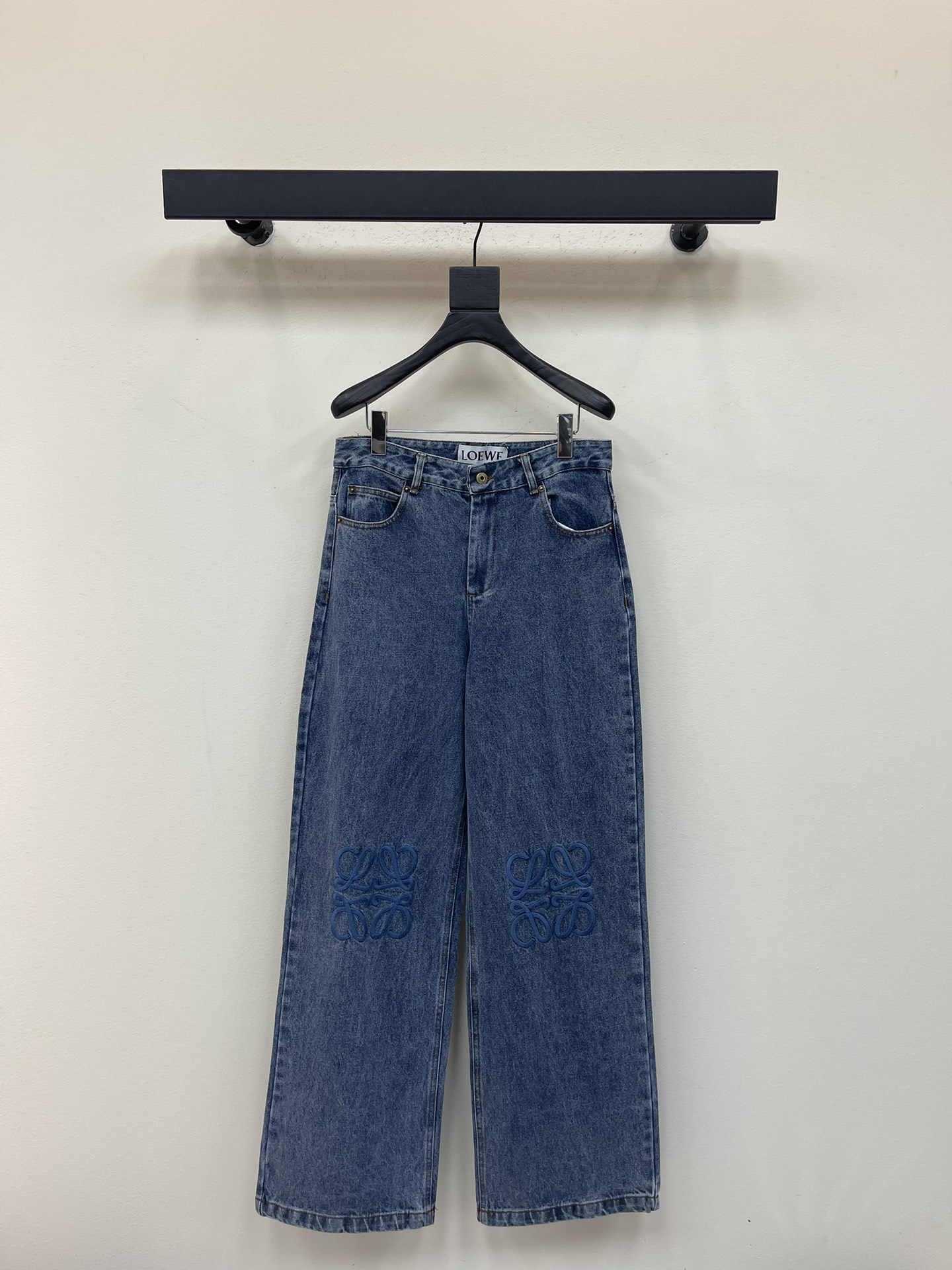 NO:494377,LOEW*25 new embroidery washing water for a long denim style. It uses twill denim washing fabric, 3D three-dimensional embroidery technology, and the number of double-side embroidery needles is about 1 needle. 20 pieces of laundry washing water, sand and fried color for a long time. The waist is made of electroplated antique yellow buttons. Five bags with electroplated antique brass cap nails, the back leather mark is imprinted with leather leather mark, and is decorated with LOEWE embroidered leather patch. Medium gram heavy water-washed cotton tannin cloth jeans, and Anagram embroidery on the knees. * Loose style* Standard length* Men and women's same style. Color blue-black Size 46-48-50-52,,loewe,jeans,hats,alexander wang19860909LOEW*25新款刺绣洗水做旧牛仔长款.采用斜纹牛仔洗水面料,采用3D立体刺绣工艺,双边刺绣针数约为1针.成衣洗水20件沙洗炒色做旧等一系列工艺.腰头采用电镀做旧古黄色纽扣.五袋位带有电镀做旧黄铜色帽钉,后幅皮标压印皮革皮标,饰有LOEWE 压纹皮革贴片.中克重水洗棉质单宁布牛仔裤,膝盖处饰有Anagram 刺绣.*宽松版型*标准长度*男女同款 颜色蓝-黑 尺码46-48-50-52,,loewe,jeans,hats,alexander wang,Women's clothing