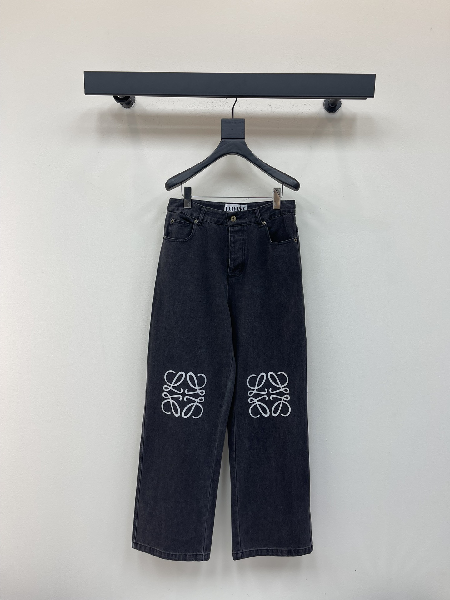 NO:494370,LOEW*25 new laser floral patch jeans. They are made of denim fabric. The upper body is not twitchy or stuffy, making it very breathable and comfortable even for summer outfits. The laser floral patch technology is used, and the inner lining patch is used as a base cloth to make the upper body more comfortable. The back waist leather mark uses the head layer of cowhide, embossed and pressed out the iconic LOGO, and the access control electroplating is used as an old copper buckle. The five-bags have pure copper cap nails on the side. Medium gram heavy wash cotton denim jeans. * Loose style* Standard length* Men and women's same style. Color blue-black Size 46-48-50-52,,loewe,jeans,cowhide,hats,alexander wang19860909LOEW*25新款激光烧花贴布牛仔裤.采用牛仔布面料.该款面料上身不刺挠不闷热既使是夏日穿搭也非常透气舒适.采用激光烧花贴布工艺,内衬贴布做底布使上身效果更为舒适.后腰皮标采用头层牛皮,压花压出标志性LOGO,门禁电镀做旧铜扣.五袋侧边带有纯铜帽钉. 中克重水洗棉质丹宁布牛仔裤.*宽松版型*标准长度*男女同款 颜色蓝-黑 尺码46-48-50-52,,loewe,jeans,cowhide,hats,alexander wang,Women's clothing