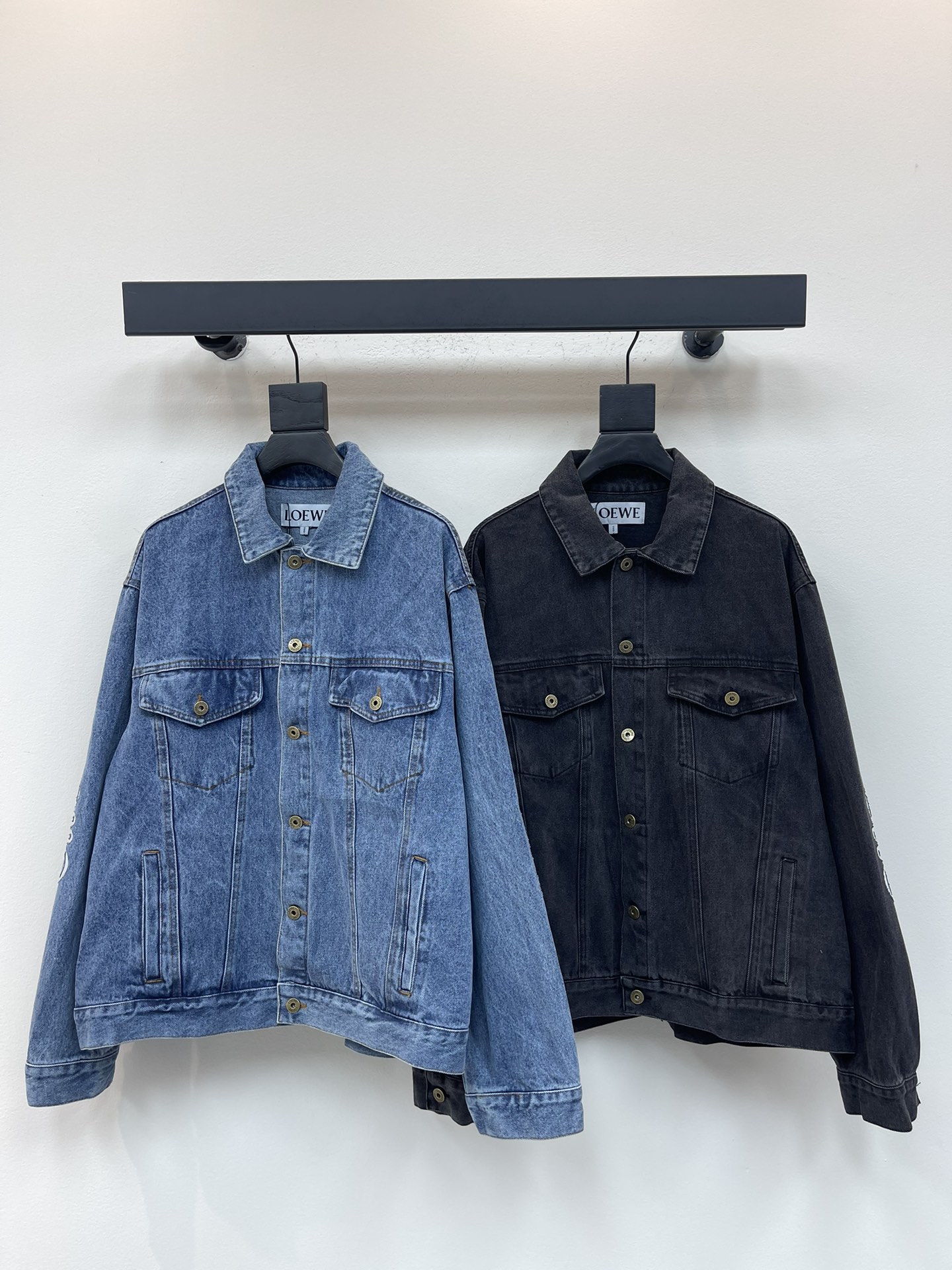 NO:494363,LOEW*25 new laser burnt leather logo denim jacket. It uses pure cotton denim wash fabric. The buttons are made of electroplated brass, black oil on the surface, black and black with brand logo logo. The leather logo uses composite double-layer leather embossed logo. The cuff burnt position uses the ready-to-wear laser position burnt Anagram logo, laundry washing process. Medium-thickness washing cotton denim jacket, contrasting color Anagram hollow design*regular style, standard length*classic collar*front button closure, button cuff*button chest flip pocket, inline pocket*back is decorated with LOEWE embossed leather patch for men and women. Color blue-black Size 46-48-50-52,,loewe, jackets & coats, jackets & coats, alexander wang19860909LOEW*25新款激光烧花图皮标牛仔外套.采用纯棉牛仔洗水面料.纽扣采用电镀做旧黄铜色,面上乌油电镀黑字带有品牌标识logo.皮标采用复合双层皮压花标识.袖口烧花位置采用成衣激光定位烧Anagram标识,成衣洗水工艺.中等厚度水洗棉质丹宁布夹克,肘部饰有对比色Anagram 镂空设计*常规版型,标准长度*经典衣领*正面纽扣开合,纽扣袖口*纽扣胸前翻盖口袋,嵌线口袋*背面饰有LOEWE 压纹皮革贴片 男女同款 颜色蓝-黑 尺码46-48-50-52,,loewe,jackets & coats,jackets & coats,alexander wang,Women's clothing