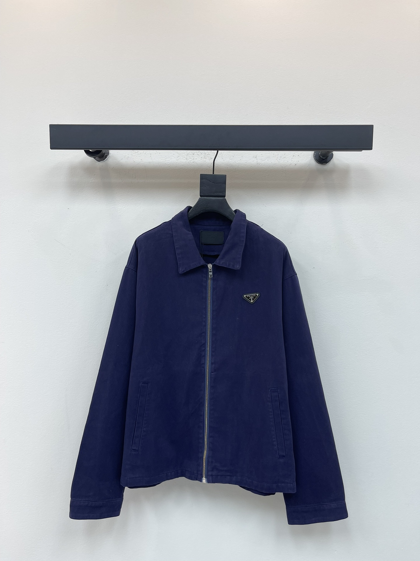 NO:494342,Prad*25 new inverted triangle iron mark cover dyed denim zipper jacket. It uses pure cotton denim white cotton fabric and ready-to-wear cover dyeing technology. The zipper uses a No. 5 pull head, and the original molded engraving has an 11-restored logo logo on the original resin button. The bottom of the leather mark is soft cowhide double-layer composite, and the original laser plating lettering is stainless steel material on the face. This simple denim denim jacket presents a straight-tube style and zipper closure design, with exquisite details and exquisite craftsmanship. The silhouette is completely renewed, and the triangular logo is displayed. The same style as men and women!  Size S-XL, prada, jackets & coats, jackets & coats, cowhide, alexander wang19860909Prad*25新款倒三角铁标套染牛仔拉链外套.采用纯棉牛仔白棉布匹面料,成衣套染工艺.拉链采用5号拉头,原版开模刻字面上带有11还原logo标识.天然树脂纽扣,皮标底部采用软牛皮双层复合,面部不锈钢材料原版激光电镀刻字.这款简约的丹宁牛仔夹克呈现直筒版型与拉链开合设计,细节精致,工艺精湛.廓形焕然一新,以三角形徽标展露时尚精致型格.男女同款！ 尺码S-XL,,prada,jackets & coats,jackets & coats,cowhide,alexander wang,Women's clothing