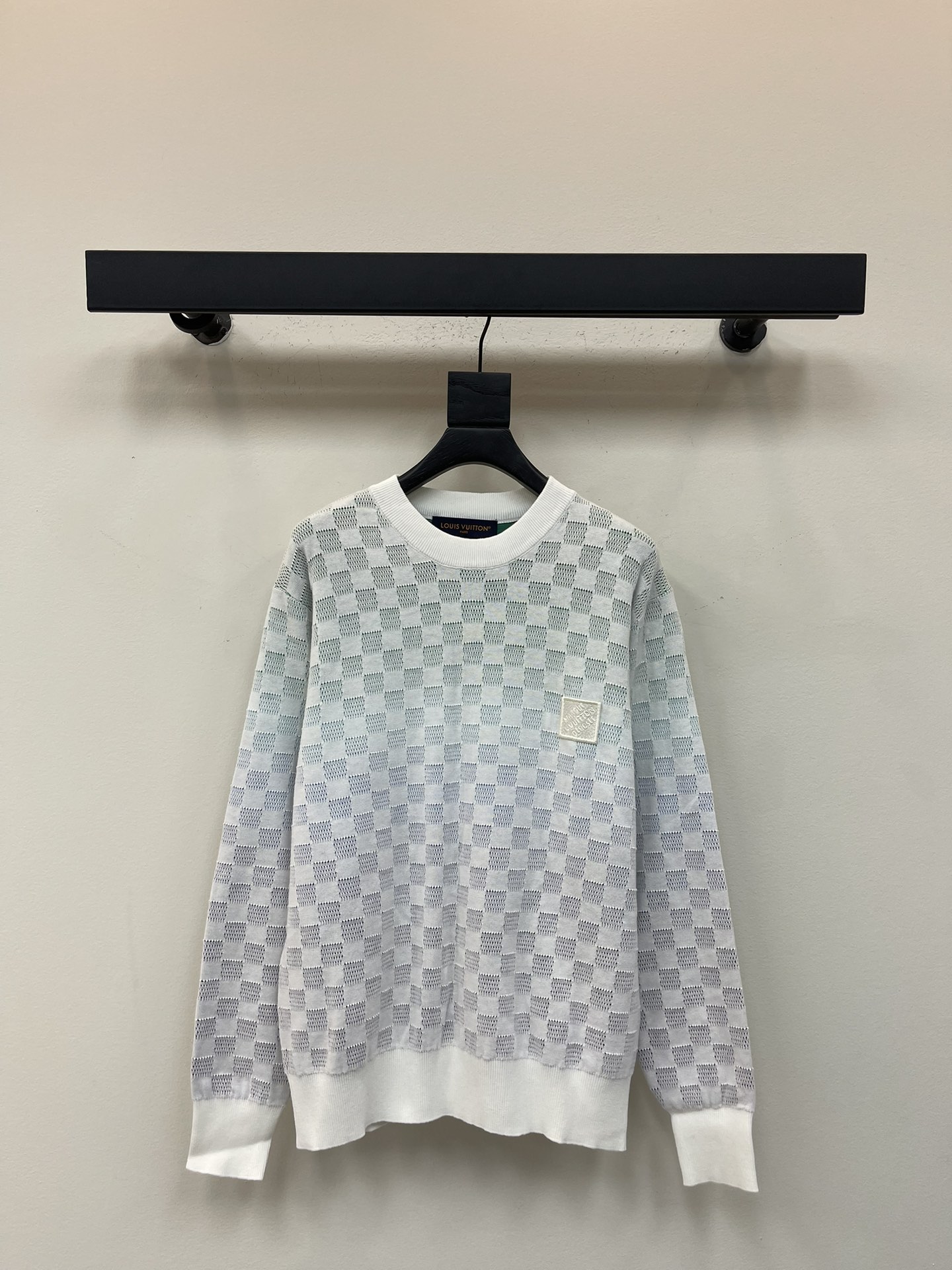 NO:494356,Louis Vuitto*25 new chessboard gradient jacquard knit sweater. It uses wool-blend fabric. The bottom is made of multi-color weaving technology, and the face is imported into a hollow chess pattern, which also presents a unique style of gradient craftsmanship. The laundry wash removes wool slag, making the upper body more soft. The chest has an iconic embroidery mark. This cotton long-sleeved pullover relies on the jacquard mesh knitting process to renovate the Damier pattern, making the elegant tone appear gradient. Then, it is made of MarqueL.Vuitton Deposee embroidery patches at the back to inject exquisite style. Loose style, the same style for men and women!  Color gradient Size S-XL, louis vuitton,sweaters,alexander wang19860909Louis Vuitto*25新款棋盘格渐变提花针织毛衣.采用羊毛混纺面料.底部采用多色相嵌织法工艺,面部进口机织成镂空棋盘格图案,同时呈现出渐变工艺的独特风格.成衣洗水去除羊毛渣,使上身效果更加柔软.胸口带有标志性绣标.本款棉质长袖套头衫依托提花网格针织工艺焕新Damier图案,令雅致色调呈现渐变效果,再借后部MarqueL.Vuitton Deposee 刺绣贴饰注入考究格调.宽松版型,男女同款！ 颜色渐变色 尺码S-XL,,louis vuitton,sweaters,alexander wang,Women's clothing