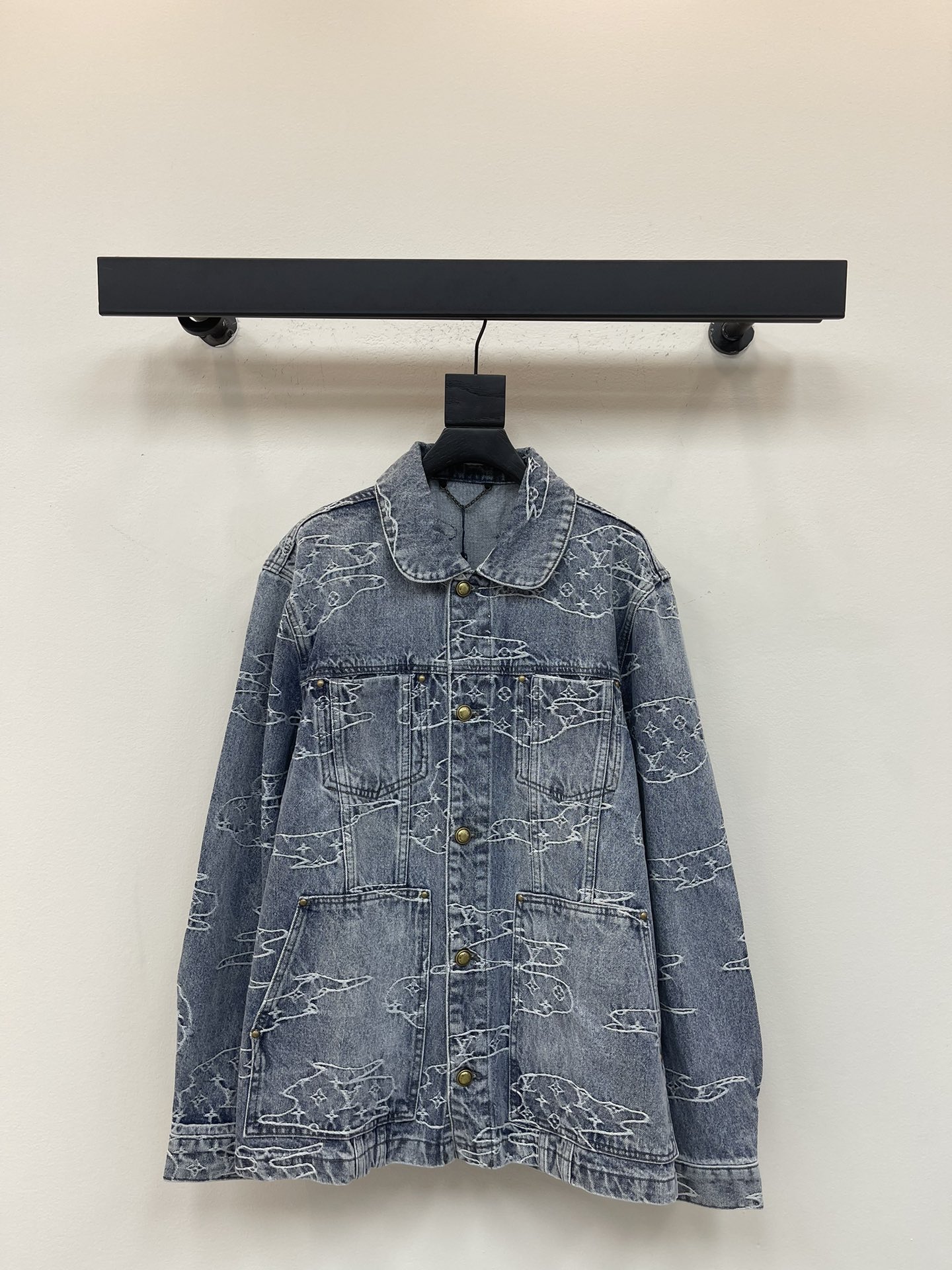 NO:494397,Louis Vuitto*25 new cloud-shaped embroidered denim jacket. It uses washing denim cotton fabric. Cloth jacquard embroidery technology and uses an orifice jacquard machine to make the jacquard effect appear embroidered. The access button is made of pure copper material and is customized with the original mold opening. Each button is equipped with laser engraving logo. This denim jacket uses washing tannin to cut into a casual silhouette, and uses pleats on the front to reveal a fine sense of tailoring. The full-frame jacquard reflects elegant color contrast. The leather mark is made of cowhide, chess board embossed, and the same style as men and women!  Color made of old blue Size 46-48-50-52,,louis vuitton,jackets & coats,cowhide,alexander wang19860909Louis Vuitto*25新款云形提绣牛仔外套.采用洗水牛仔棉面料.布匹提花刺绣工艺,采用机口提花机,使提花效果呈现出刺绣效果.门禁纽扣采用纯铜材料,原版开模定制.每一个纽扣都带有激光刻字标识.本款牛仔外套选用水洗丹宁裁出休闲廓形,以正面褶裥流露精裁意味.全幅云状形式提花映现雅致色彩反差.皮标采用牛皮翻毛,棋盘格压花,男女同款！ 颜色做旧蓝 尺码46-48-50-52,,louis vuitton,jackets & coats,cowhide,alexander wang,Women's clothing