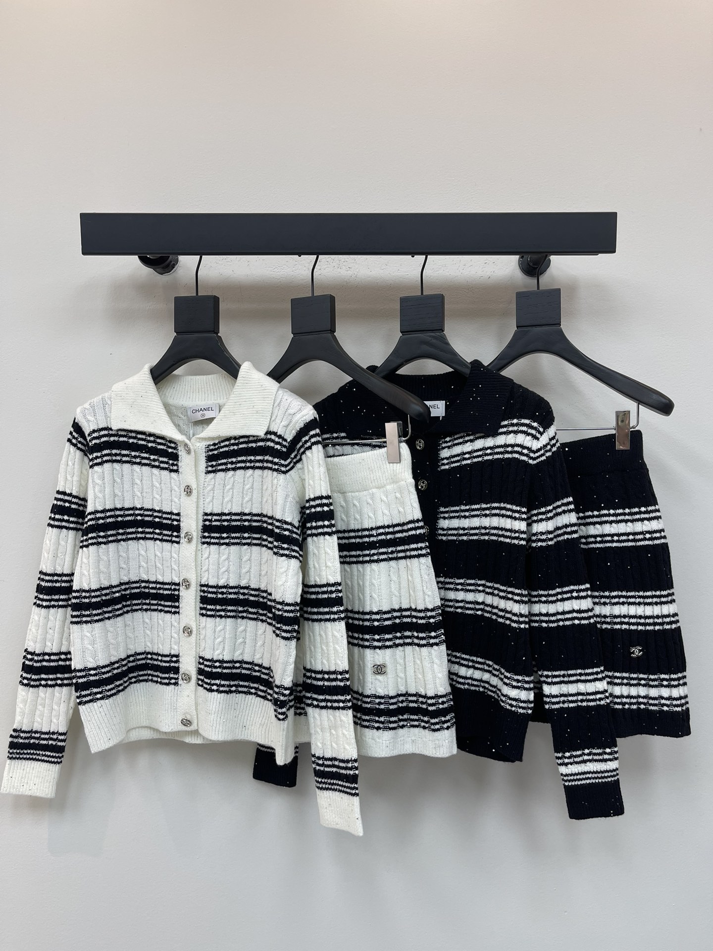 NO:494350,Cardigan Skirt Chane*25 Early Autumn New Striped Knit Cardigan Skirt Set Rhinestone Double C-button Connection Opening Design Shows the brand tone Delicate the delicate and dense texture of the ready-to-wear plain color Combined with a slight shiny sequins The same series of hip-covered straight skirts to accommodate the body, improve proportions to show temperament, retro style upper body adds an elegant atmosphere, details echo, exquisite and fashionable feeling shows that all dates and commutes are suitable SML, Chanel, skirts, alexander wang19860909开衫 半裙Chane*25早秋新款条纹针织开衫半裙套装 水钻双C扣连接开襟设计 彰显品牌调性 成衣细腻密实肌理钩织素色 配合微微细闪亮片耐看温柔 同系列包臀直筒短裙包容身形 改善比例展现气质 复古风格上身增添优雅气息 细节呼应 精致洋气感尽显约会通勤都适配 SML,,chanel,skirts,alexander wang,Women's clothing