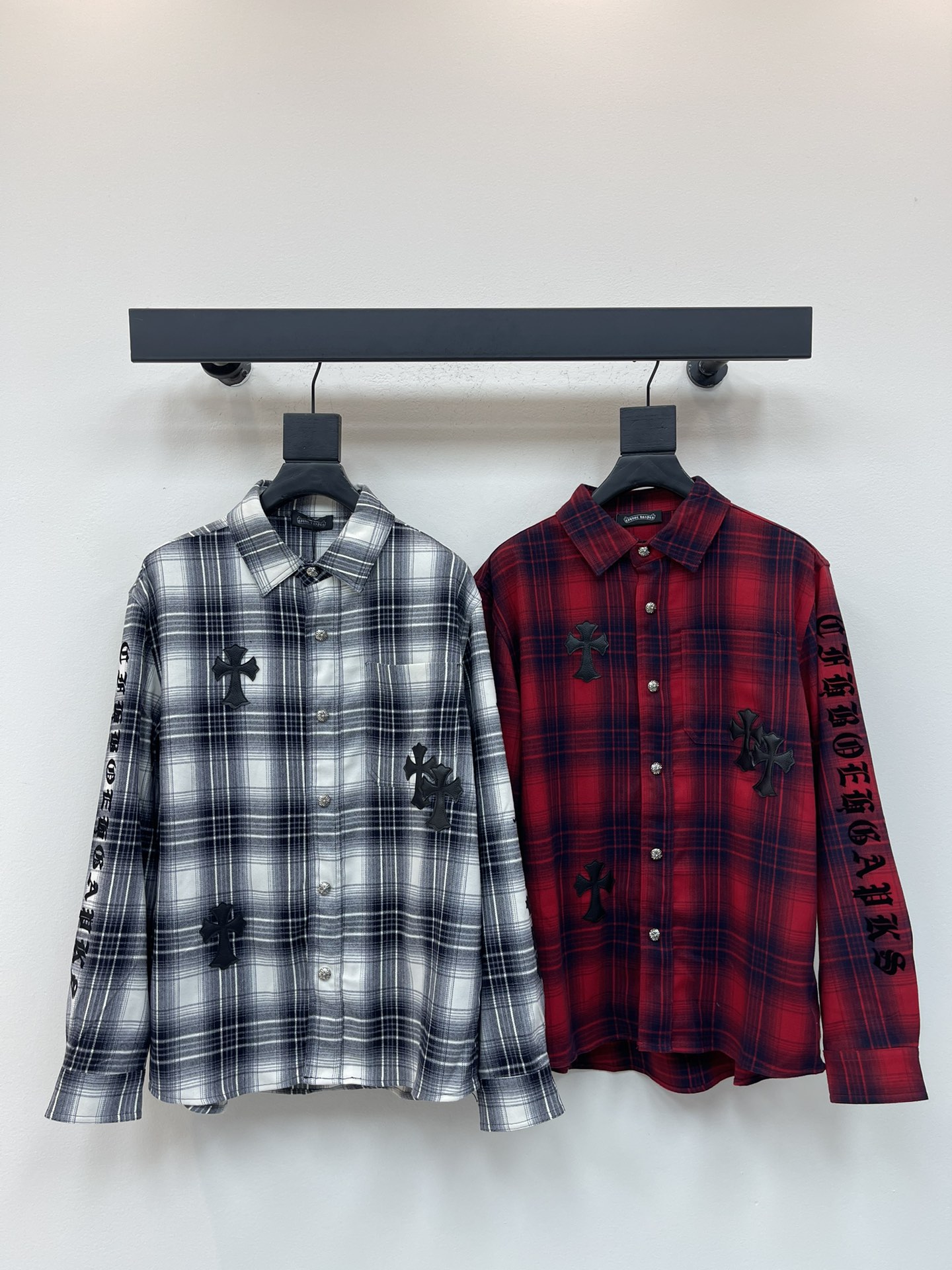 NO:494343,Crowxin 25 new heavy industry veneer plaid shirt. High-quality pure cotton jacquard plaid fabric, soft and comfortable to touch, a very high-quality fabric!  A fashionable, simple and elegant jacket!  The same style for men and women!  SML, chrome hearts, jackets & coats,shirts,alexander wang19860909克罗心25新款重工贴皮格子衬衫.高品质纯棉提花格纹面料,手感柔软舒适,非常优质的一款面料！版型时尚简约大气,非常百搭的一款外套！男女同款！SML,,chrome hearts,jackets & coats,shirts,alexander wang,Women's clothing