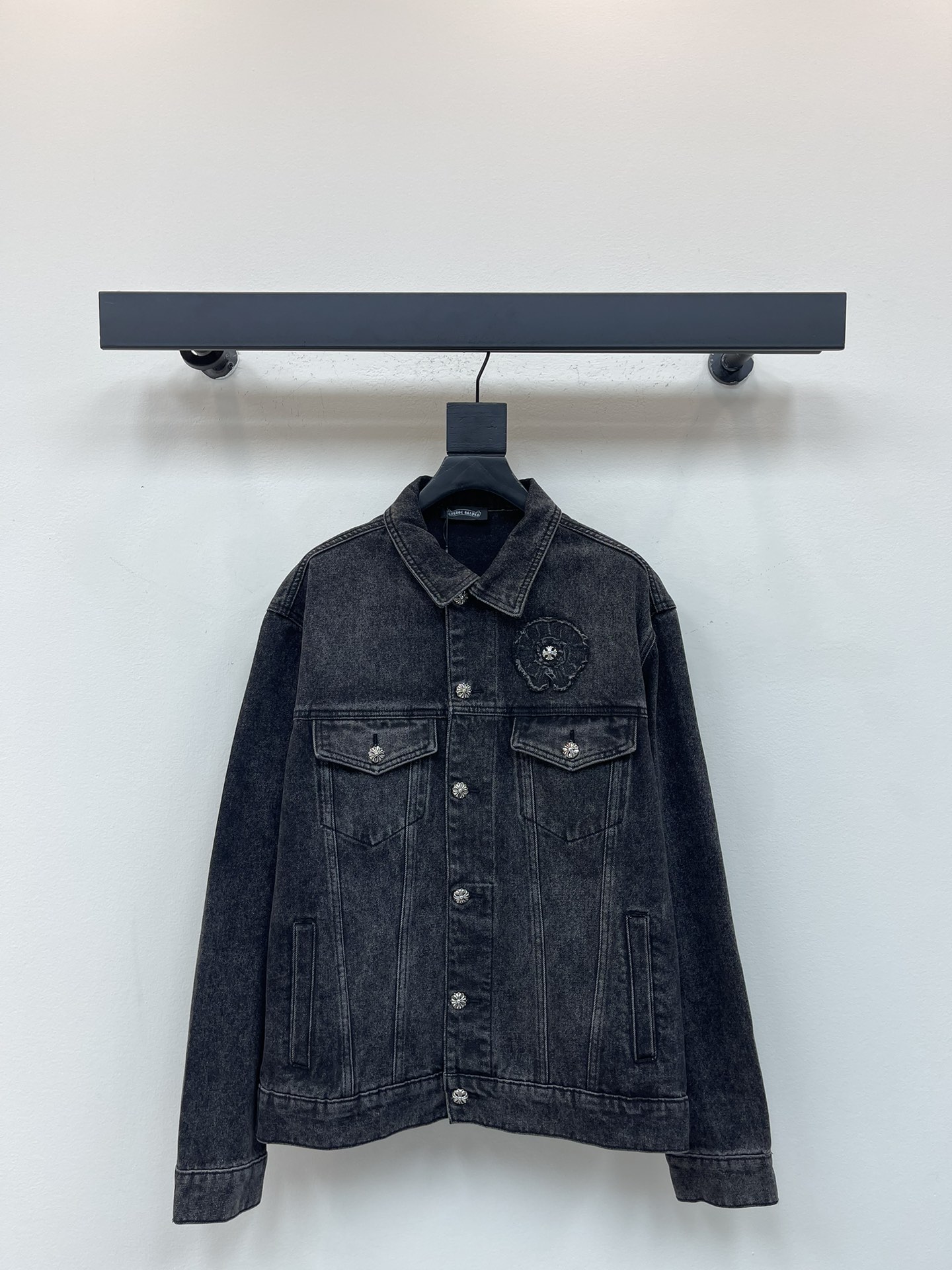 NO:495759,Chrome Heart*25 new patch Sanskrit couple's wash denim jacket. Cool Oversize style. The classic cross logo covers the whole piece, and the cross logo behind it is the finishing touch. It is generous and full of personality, without exaggeration. It is a perfect and versatile style in spring and autumn!  It is made of heavy heavy-duty denim cotton fabric, which is skin-friendly and comfortable while ensuring a crisp and tough style. The Sanskrit letters are super exquisite with high density embroidery, and the original mold-opening custom buttons are cross-skinned and silver jewelry details show luxury!  The casual loose style is lazy and casual, the same style for men and women, and the casual wide-leg pants are very trendy. The key is versatile, and it can be made in spring and autumn, and the same style for men and women!  S-XL, versace, chrome hearts, jackets & coats, alexander wang19860909Chrome Heart*25新款贴布梵文字母情侣款水洗牛仔外套.酷酷Oversize风 经典的十字logo布满整件,背后的十字架大标更是点睛之笔,大方中充满个性,毫不浮夸,春秋的满分百搭款！采用重磅粗支纱牛仔棉面料重工水洗,在保证版型挺括硬朗的同时亲肤舒适透气,梵文字母高密度刺绣超精致,原版开模定制纽扣 十字架大皮标 当家银饰细节,尽显奢华！休闲宽松版型,慵懒随意,男女同款,随意搭配阔腿裤都很潮流,重点是百搭,春秋可做超惊艳,男女同款！S-XL,,versace,chrome hearts,jackets & coats,alexander wang,Women's clothing