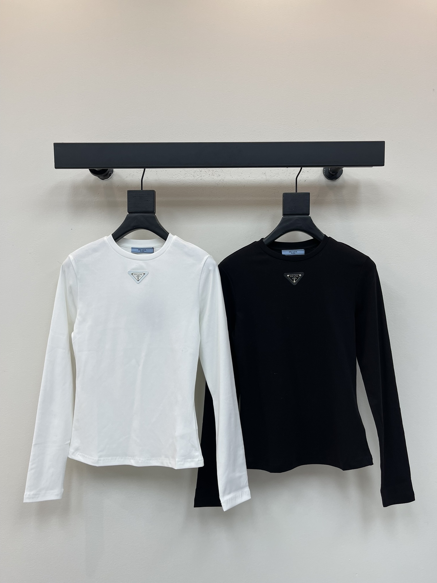 NO:495707,Prad*25 early autumn new triangle logo base long-sleeved top Custom threaded cotton fabric The fabric comes with elasticity Good elasticity The upper body is soft and comfortable. The front triangle logo design highlights the brand style. The overall wiring is flat and delicate. Versatile style SML,,prada,alexander wang19860909Prad*25早秋新款三角徽标打底长袖上衣 定制螺纹棉面料 面料自带弹力 回弹力好 上身柔软舒适 前三角徽标设计 彰显品牌格调 整体走线平整细腻 百搭款 SML,,prada,alexander wang,Women's clothing