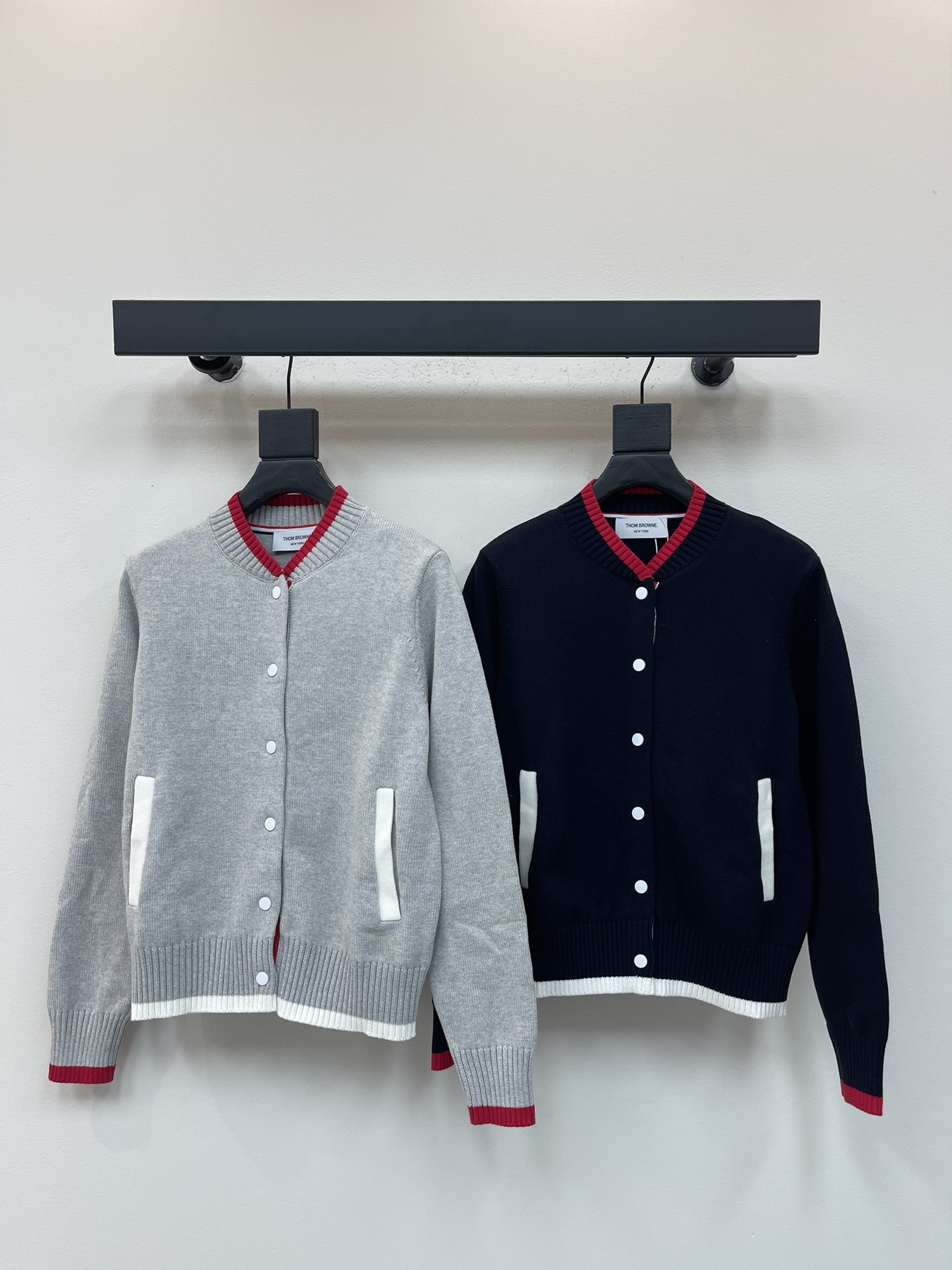 NO:495693,TB*25 early autumn new style, contrasting collar knitted classic three-bar stripes show the brand's best academic style. It is loose and fashionable and elegant when paired with random collars. The sleeves and collar contrasting collar strips are in line with each other. Pocket design. Contrast color splicing is full of details, which is very versatile and beautiful. Two colors SML, alexander wang19860909TB*25早秋新款 撞色领口针织 经典三杆条纹展现品牌最拿手的学院风格 随意搭配都松弛时髦气质十足 袖子与领口撞色条相呼应装 口袋设计 撞色拼接细节感满满,非常百搭好看.两个色SML,,alexander wang,Women's clothing