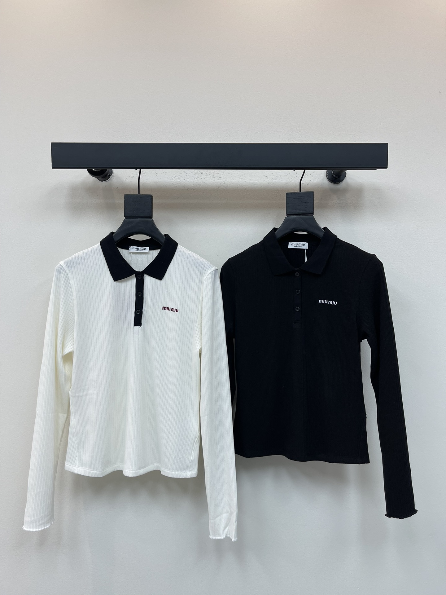 NO:495700,Miumi*25 new letter logo stretch knitted cotton long-sleeved Polo shirt base, chest left chest letter embroidery craft, details online, straight style, casual and lazy upper body, versatile, good color, not picky style, suitable for any body SML,,miumiu,alexander wang19860909Miumi*25新款字母徽标弹力针织棉长袖Polo衫打底 胸口左胸字母刺绣工艺 细节在线 版型直筒 上身休闲慵懒感十足 百搭 色系好看 版型不挑人 适合任何身形 SML,,miumiu,alexander wang,Women's clothing