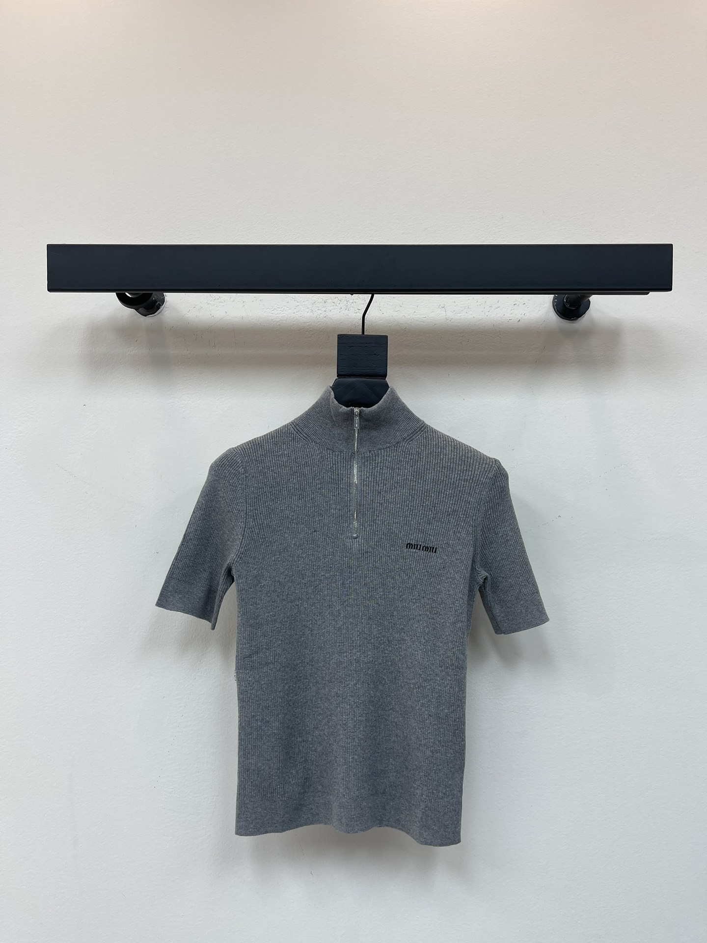 NO:495713,Miumi*25 early autumn new cotton semi-zipper knitted sweater. Extremely fine cotton yarn seamlessly knitted, reinterpreting the classic rib knitted pattern in a modern way, defining the slim fit style, reflecting the low-key simplicity of this semi-zipper sweater. SML, miumiu, sweaters, alexander wang19860909Miumi*25早秋新款棉质半拉链针织毛衣.极细棉纱无缝针织,以现代方式重释经典罗纹针织图案,定义修身版型,体现这款半拉链毛衣的低调简约. SML,,miumiu,sweaters,alexander wang,Women's clothing