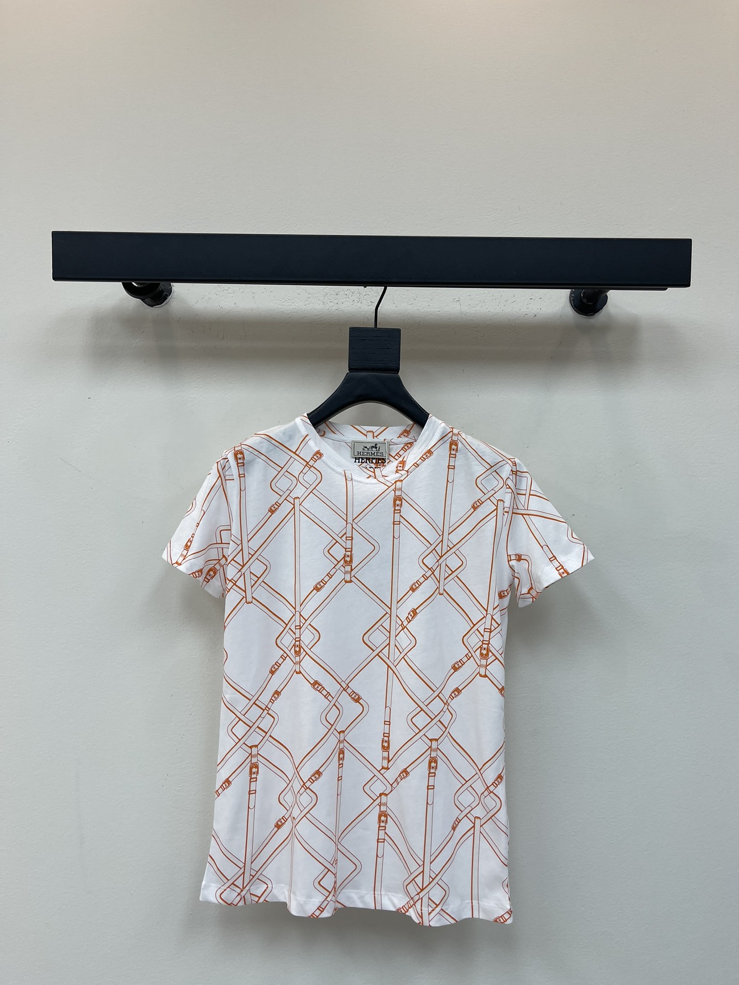 NO:494385,Hermes 25 new round neck buckle printed short-sleeved T-shirt Customized YB mercerated cotton material breathable and comfortable, full texture. Regular short-sleeved T-shirt cut highlights the brand style. Made of gram-weight pure cotton, slightly elastic, and gives a slim visual effect. The whole body is decorated with orange-red tethered buckle printed patterns. The irregular distribution makes it more personal and fashionable. The brand's simple and fashionable feeling is instantly revealed. The inner wear is brilliant and fashionable. SML,, hermes, hermes, T-shirt, tees, t-shirt, alexander wang19860909Herme*爱马仕25新款圆领链扣印花短袖T恤 定制YB丝光全棉材质 透气舒适 质感十足 常规短袖T恤裁剪 凸显品牌格调 采用克重纯棉制成 略带有弹力 呈现显瘦视觉效果 通体装点橙红色系链扣带印花图案 错位不规则分布更显个性时髦 品牌自带的简约时尚感立现 单穿内搭都出彩时髦 SML,,hermes,hermes,T-shirt,tees，t-shirt,alexander wang,Women's clothing