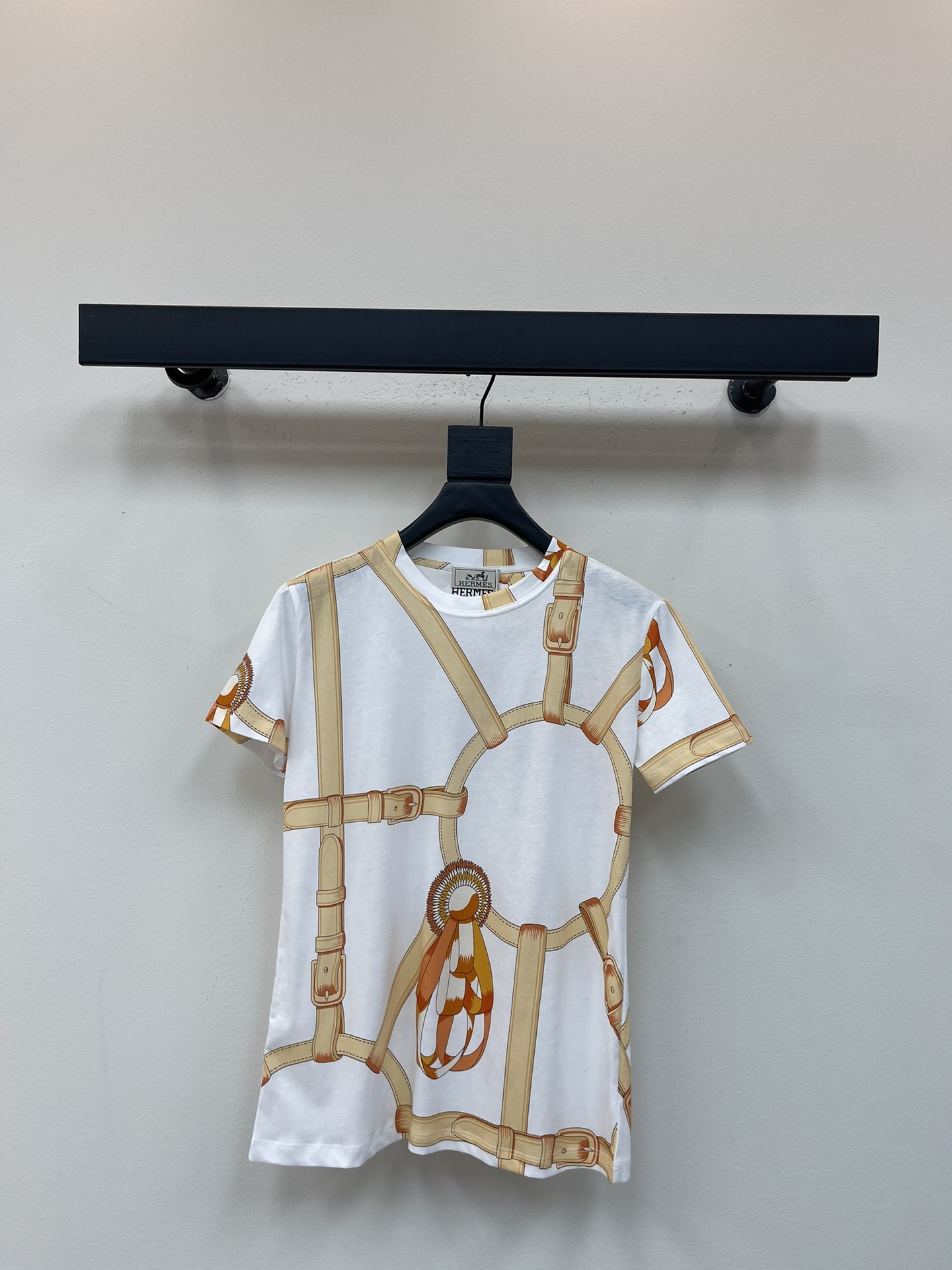 NO:494378,Hermes 25 new round neck buckle printed short-sleeved T-shirt Customized YB mercerated cotton material breathable and comfortable, full texture. Regular short-sleeved T-shirt cut highlights the brand style. Made of gram-weight pure cotton, slightly elastic, and slimming visual effect. The whole body is decorated with classic orange-red belt pendant belt buckle printed pattern. The irregular distribution makes it more unique and fashionable. The brand's simple and fashionable feeling is instantly revealed. The inner wear is brilliant and fashionable. SML,, hermes, hermes, T-shirt,tees, t-shirt,alexander wang19860909Herme*爱马仕25新款圆领链扣印花短袖T恤 定制YB丝光全棉材质 透气舒适 质感十足 常规短袖T恤裁剪 凸显品牌格调 采用克重纯棉制成 略带有弹力 呈现显瘦视觉效果 通体装点经典橙红色系皮带吊坠带扣印花图案 错位不规则分布更显个性时髦 品牌自带的简约时尚感立现 单穿内搭都出彩时髦 SML,,hermes,hermes,T-shirt,tees，t-shirt,alexander wang,Women's clothing