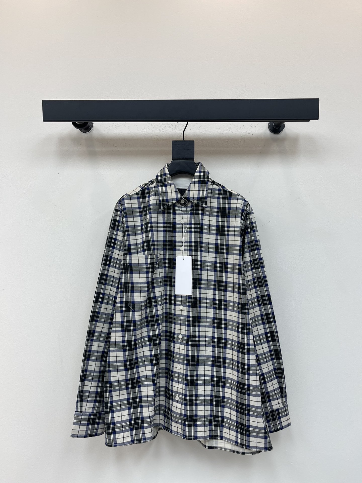 NO:495763,MM6*25 early autumn new style plaid embroidered shirt on both sides Customized YB twill cotton material Soft and skin-friendly, comfortable and not easy to wrinkle Long-sleeved boyfriend shirt on both sides Adapt more styles One side of white and blue plaid elements Lapel long-sleeved shirt with the letter logo on the back collar The other side contrasts the color to add a slack atmosphere Presents exclusive style Loose style Adjust more inclusive at will Easy to highlight the proportional advantages Make the outfit more fashionable SML,,masion margiela,shirts,alexander wang19860909MM6*25早秋新款两面穿格纹刺绣衬衣 定制YB斜纹全棉材质 柔软亲肤 舒适不易皱 长袖廓形男友衬衣 两面穿适配更多风格 一面白蓝色系格纹元素 翻领长袖衬衫配合后领边字母徽标 另一面撞色增添松弛气息 呈现专属风格 宽松版型 随意调节更包容 轻松突出比例优势 让穿搭更时髦 SML,,masion margiela,shirts,alexander wang,Women's clothing