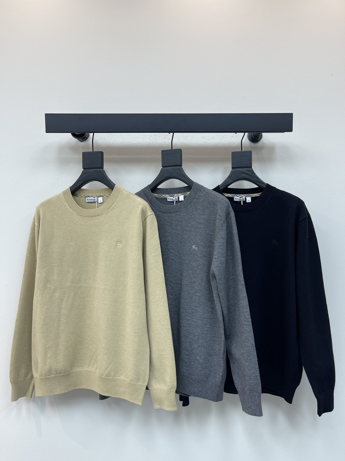 NO:494357,Burberr*25 new equestrian knight logo embroidered round neck long sleeve knit sweater, made of light cashmere blended flat fabric, embroidered with the same color Equestrian knight logo (EKD) embroidery. The round neck style presents a slim fit, and the inner side of the neckline is low-key with Burberry check trim. Rib knitted decoration – the front chest is embroidered with Equestrian knight logo (EKD) embroidered, explaining the minimalist concept. The blended wool fabric presents delicate stitching, thick texture and excellent fiber level, simple and versatile, and can be worn for both business and casual. Same model for men and women Size S-XXL, burberry, sweaters, alexander wang19860909Burberr*25新款马术骑士徽标刺绣圆领长袖针织毛衣,选用轻盈羊绒混纺平织面料打造,点缀同色系马术骑士徽标（EKD）刺绣.圆领款式,呈现修身版型,领口内侧低调融入Burberry格纹饰边.罗纹针织装饰– 前胸饰有马术骑士徽标（EKD）刺绣,阐释极简主义理念.混纺羊毛面料呈细腻的针脚,厚实质感和卓越的纤维程度,简单而百搭,商务休闲均可穿搭.男女同款 尺码S-XXL,,burberry,sweaters,alexander wang,Women's clothing