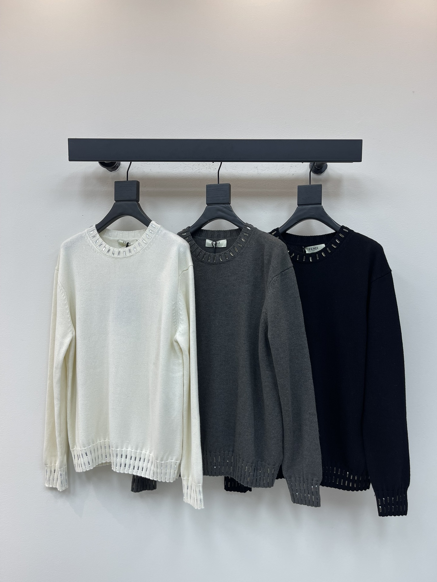 NO:494371,Fend*25 early autumn new round neck rhinestone edging knitted sweater Customized YB wool yarn wool yarn wool, delicate texture, comfortable wear, round neck knitted sweater cut, silhouette oversized, slack and full of garment, thread pit strips, fit narrow, fit and fit, with embedded long rhinestone decoration, display brand tone, elastic fabric, inclusive and modified body shape, versatile style does not pick the age, skin tone, fashionable and fashionable upper body SML,,fendi,versace,sweaters,alexander wang19860909Fend*25早秋新款圆领水钻包边针织毛衣 定制YB羊毛纱线织造 质感细腻 穿搭舒适 圆领针织毛衣剪裁 廓形oversized松弛感拉满 成衣通体包边螺纹坑条 贴合收窄 配合内嵌长条水钻装饰 展示品牌调性 弹性十足的面料 包容修饰身型更显瘦 百搭款式不挑年龄肤色 上身时髦洋气 SML,,fendi,versace,sweaters,alexander wang,Women's clothing