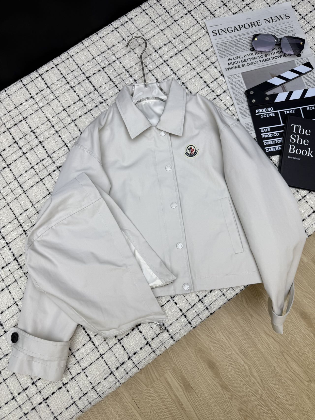 NO:491922,Moncle*25 new style hooded design windbreaker jacket classic logo decoration casual handsome, capable and stylish small windbreaker jacket with super high wear rate required for daily air-conditioned rooms on the street. Hat removal, small stand collar cool and stylish hooded casual and lazy imported windbreaker fabric, very comfortable and crispy, and the upper body is not lost. Two-color SML,, jackets & coats,hats,alexander wang19860909Moncle*25新款 连帽设计风衣小外套 经典logo装饰 休闲帅气又干练有型的一款小风衣外套 实穿率超高 日常出街空调房都需要 帽子拆卸 小立领酷飒有型 连帽休闲慵懒 进口风衣面料 手感很舒服 上身不失挺括感 两色SML,,jackets & coats,hats,alexander wang,Women's clothing