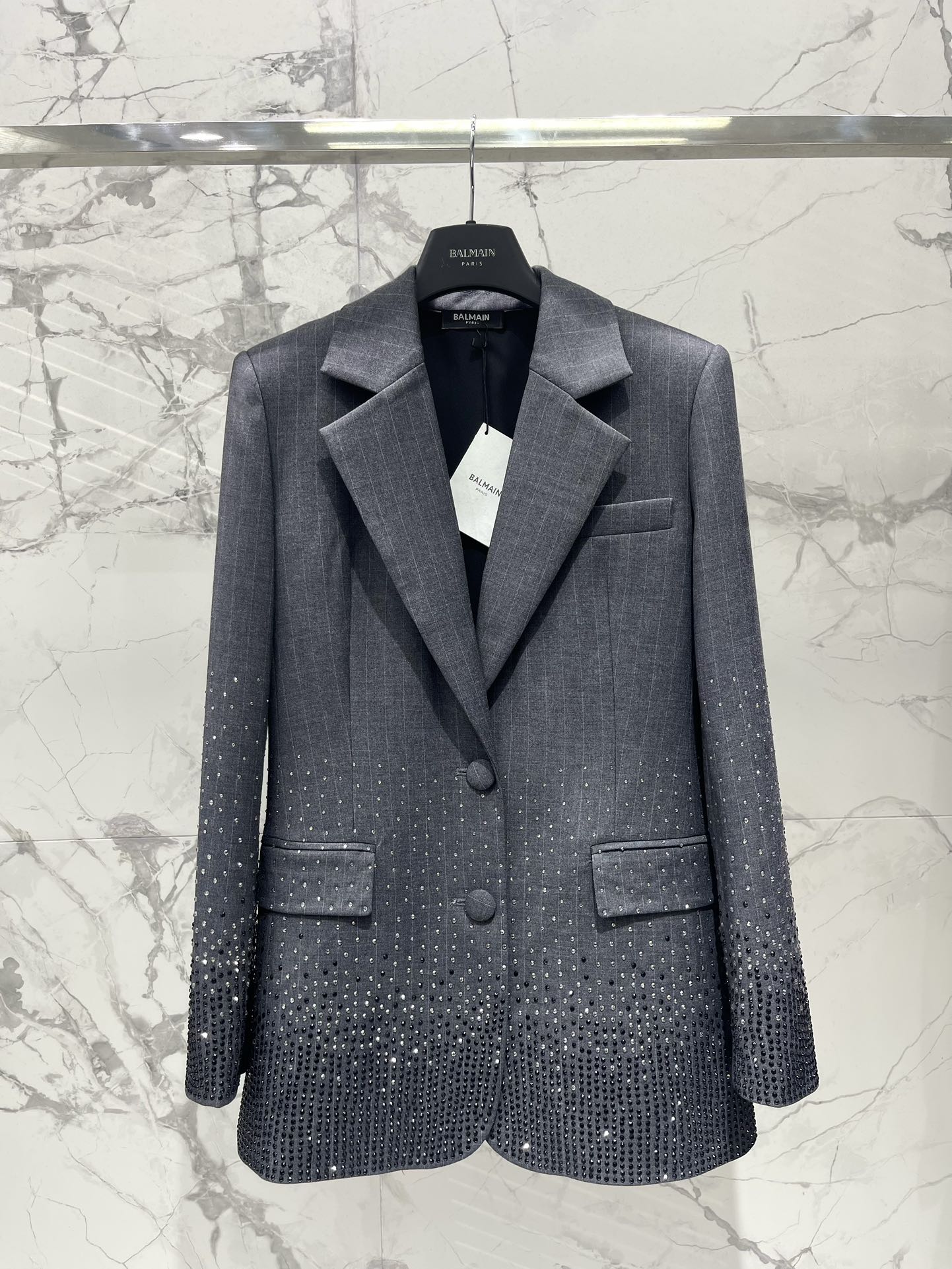 NO:932764,* Balmain's designer shoulder-padded blazer with rhinestones [Impressed by the details at a glance] The shoulder-padded design directly creates right-angled shoulders for me!  The shoulder-sliding star is ecstatic!  This is what it means to look like a supermodel and walk with wind!  The hot-drilling process is absolutely amazing!  It's blingbling under the light, like wearing the Milky Way on your body. It can be directly locked into the C position during a party. The tailoring is so neat that it makes you cry!  The waistline is perfectly tightened. It is not a dream to lose ten pounds. Sisters who are slightly fat can close their eyes and rush!  [One piece of clothing that can be worn multiple times is a magical combination] Wearing a suspender skirt inside = a rich man with a lot of money, get the annual meeting robe!  Paired with wide-leg pants = a leading heroine in the workplace, she is praised for her taste even in meetings!  Size; SML suit 380 pants, Balmain-clothing, balmain, skirts, jackets & coats, business suit,19860909* 巴尔曼设计感垫肩烫钻西装外套【一眼沦陷的细节暴击】 垫肩设计直接给我整出直角肩！溜肩星人狂喜！穿出超模气场,走路带风说的就是它！ 烫钻工艺绝到尖叫！灯光下blingbling的,像把银河穿在身上,聚会C位直接锁定 剪裁利落到哭！腰线收得超妙,显瘦十斤不是梦,微胖姐妹闭眼冲！【一衣多穿の神仙搭配】 内搭吊带裙= 富家千金本千,年会战袍get！ 配阔腿裤= 职场大女主,开会都被夸有品味！ 码数；SML 西服 380裤子,巴尔曼-服装,balmain,skirts,jackets & coats,business suit,,Women's clothing