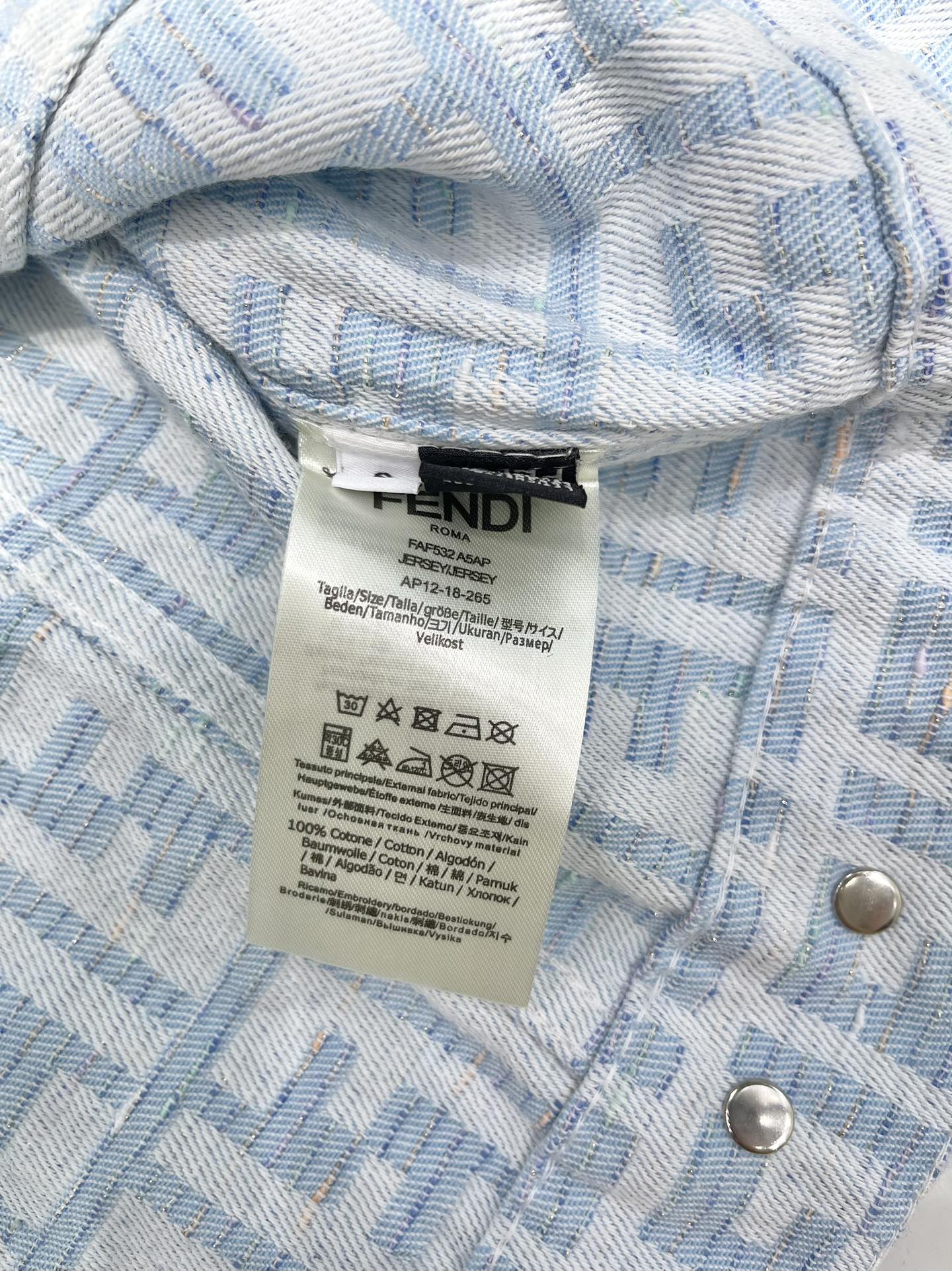 𝗙𝗘𝗡𝗗* 芬迪新款字母提花满印翻领外套🔠【字母提花の小心机】🔠▫️满印FENDI字母提花，低调又高级！