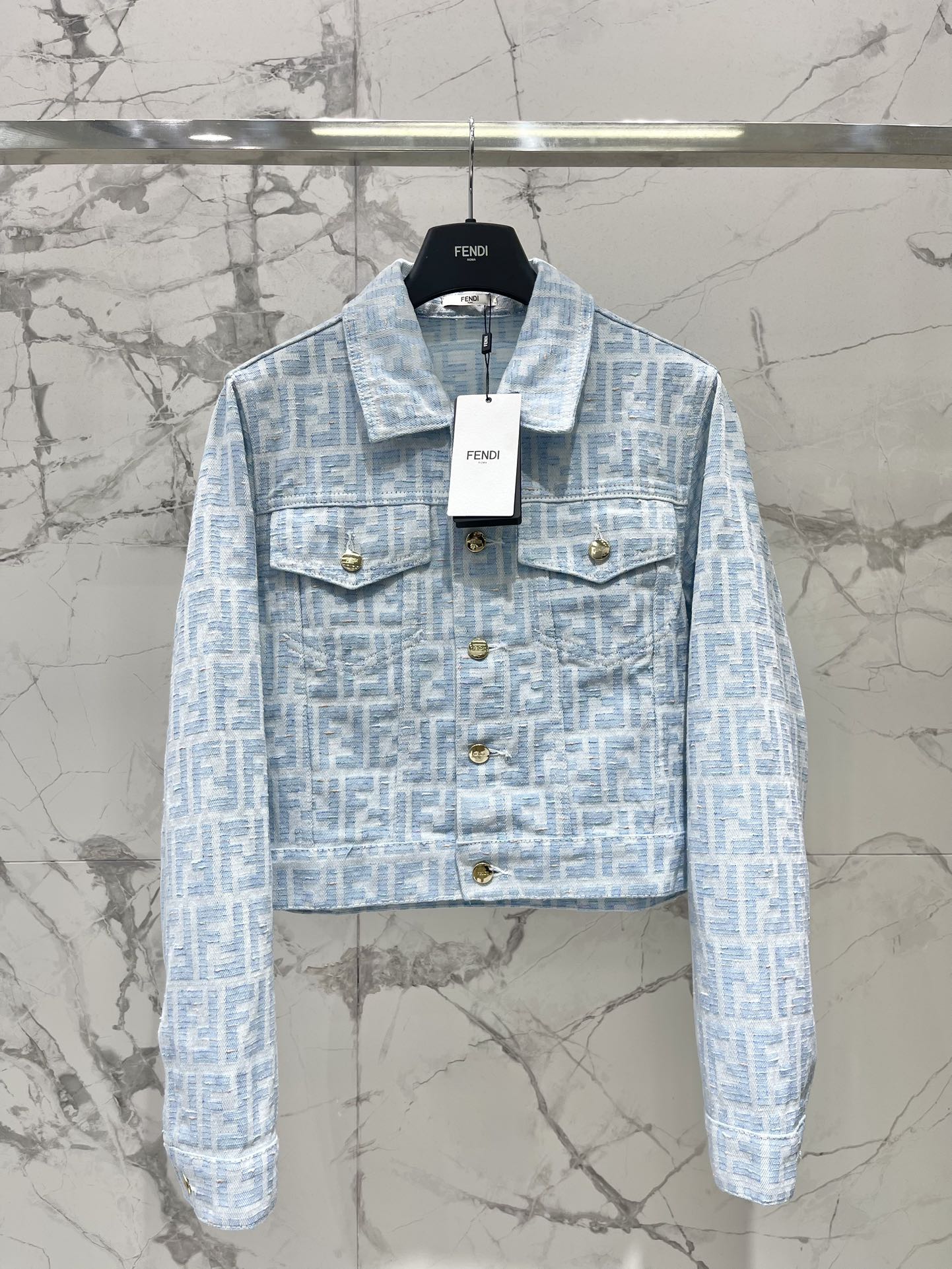 𝗙𝗘𝗡𝗗* 芬迪新款字母提花满印翻领外套🔠【字母提花の小心机】🔠▫️满印FENDI字母提花，低调又高级！