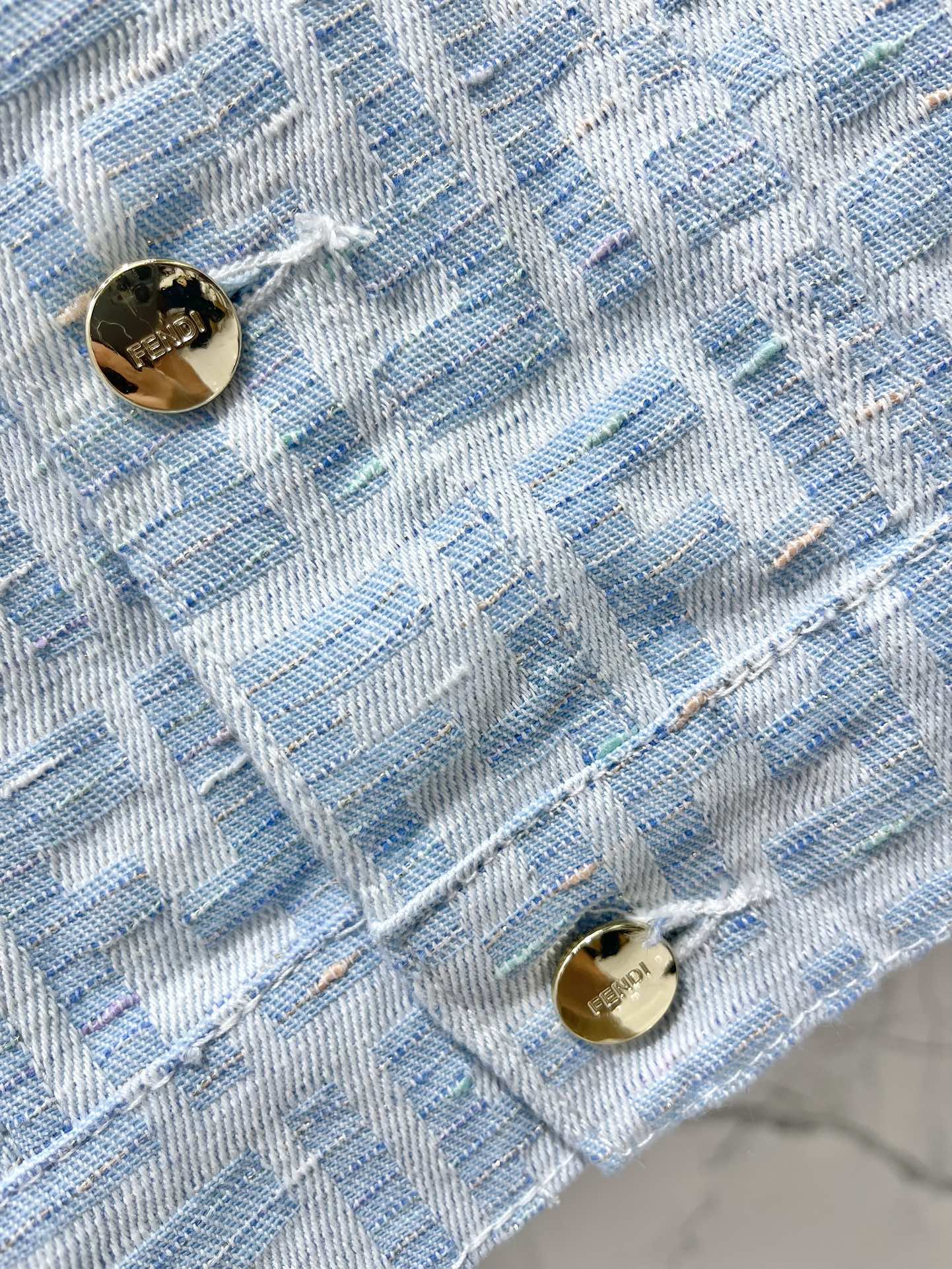 𝗙𝗘𝗡𝗗* 芬迪新款字母提花满印翻领外套🔠【字母提花の小心机】🔠▫️满印FENDI字母提花，低调又高级！