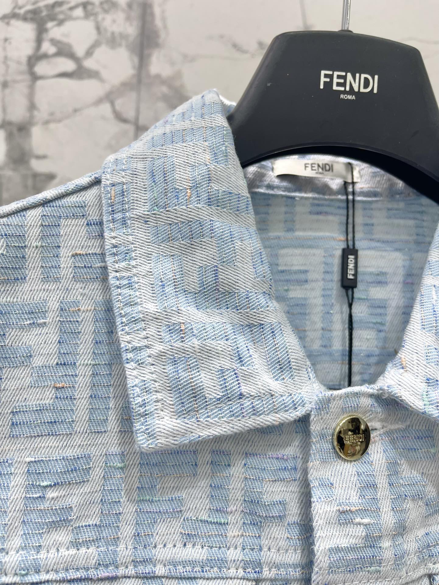 𝗙𝗘𝗡𝗗* 芬迪新款字母提花满印翻领外套🔠【字母提花の小心机】🔠▫️满印FENDI字母提花，低调又高级！