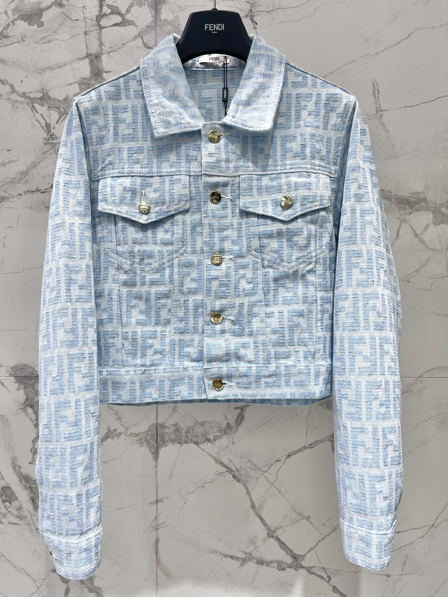 𝗙𝗘𝗡𝗗* 芬迪新款字母提花满印翻领外套🔠【字母提花の小心机】🔠▫️满印FENDI字母提花，低调又高级！