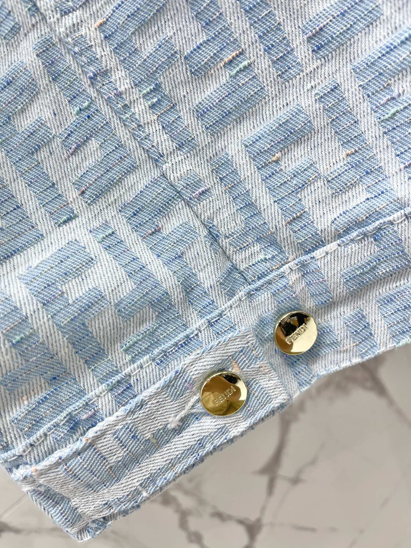 𝗙𝗘𝗡𝗗* 芬迪新款字母提花满印翻领外套🔠【字母提花の小心机】🔠▫️满印FENDI字母提花，低调又高级！